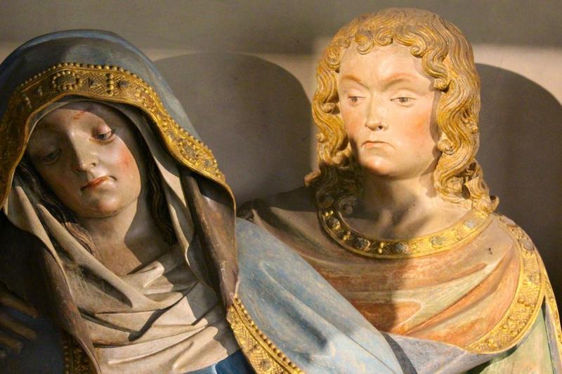 groupe sculpté : Mise au tombeau (la), Vierge Marie et saint Jean, vue partielle