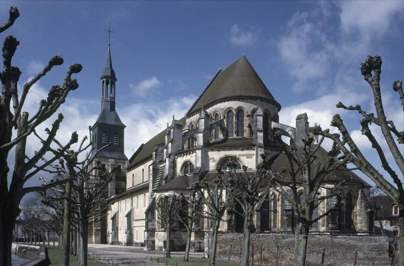 Abside et clocher sur une place