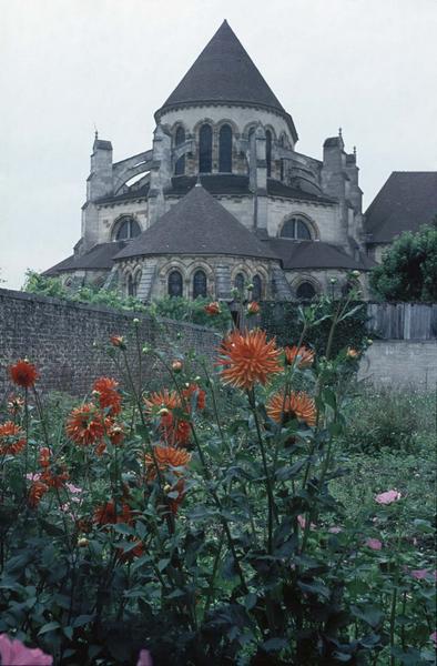 Abside, fleurs au premier plan