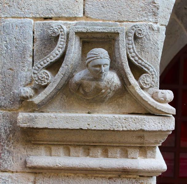 façade ouest, arcades du rez-de-chaussée, détail