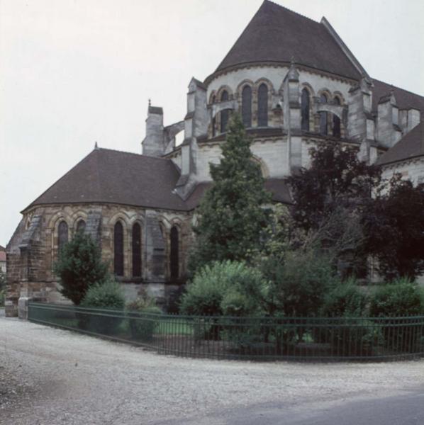 Abside sur jardin et rue