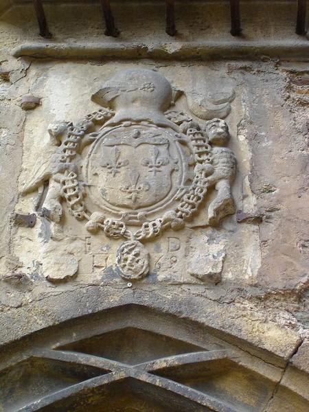 porte d'accès sur rue, détail du bas-relief armorié