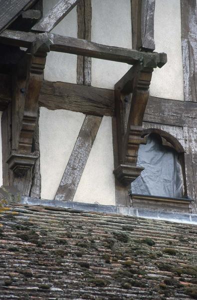 Assemblage en bois et fenêtre au-dessus du porche