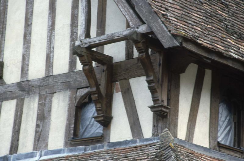 Assemblage en bois et fenêtre au-dessus du porche