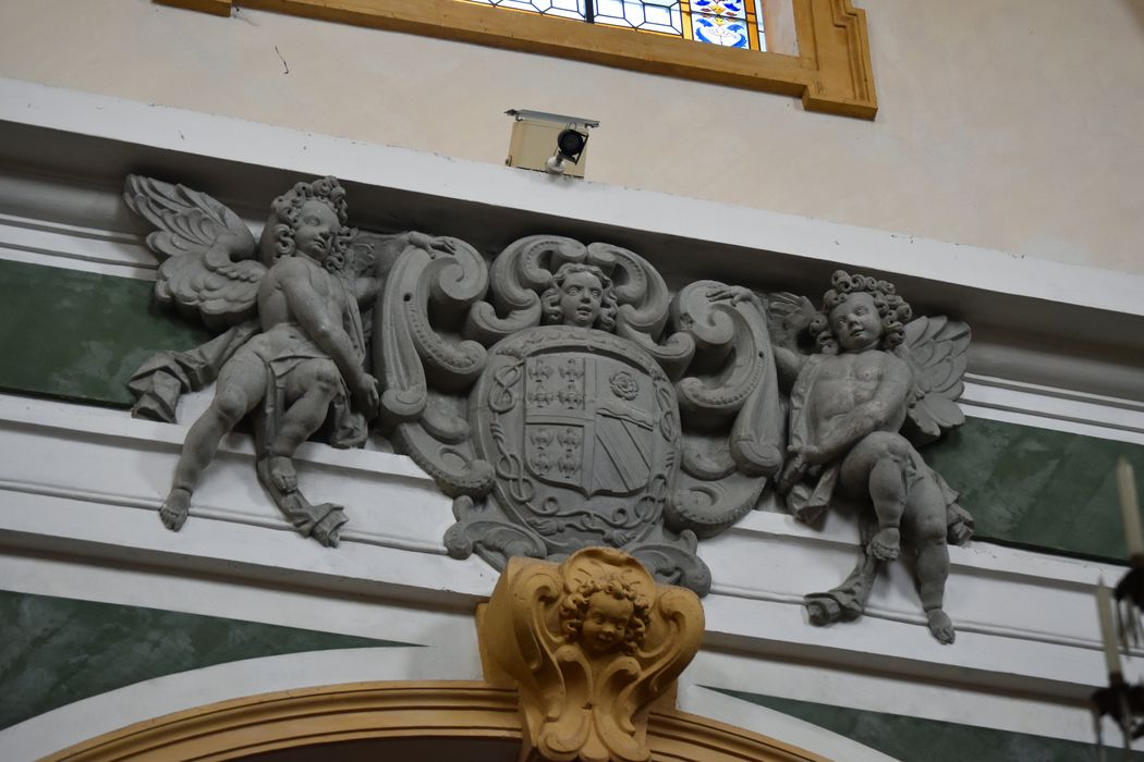 nef, croisée du transept, détail d’un groupe sculpté : deux anges encadrant les armes de Marie-Félice de Montmorency, épouse d'Henri II de Montmorency