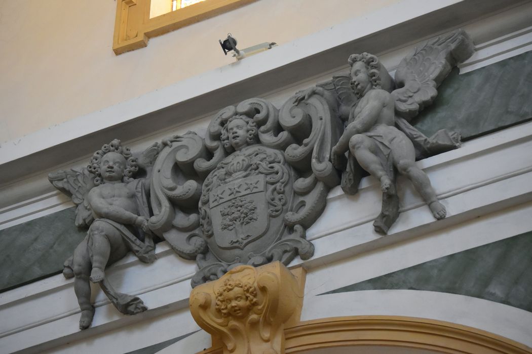 nef, croisée du transept, détail d’un groupe sculpté : deux anges encadrant des armes