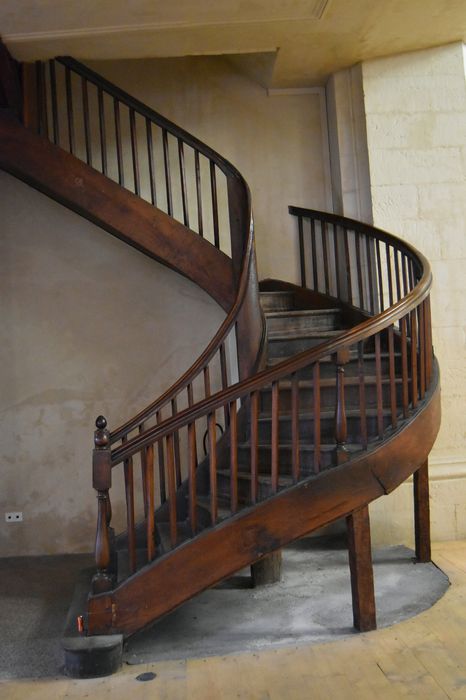 escalier menant à l’orgue, vue générale