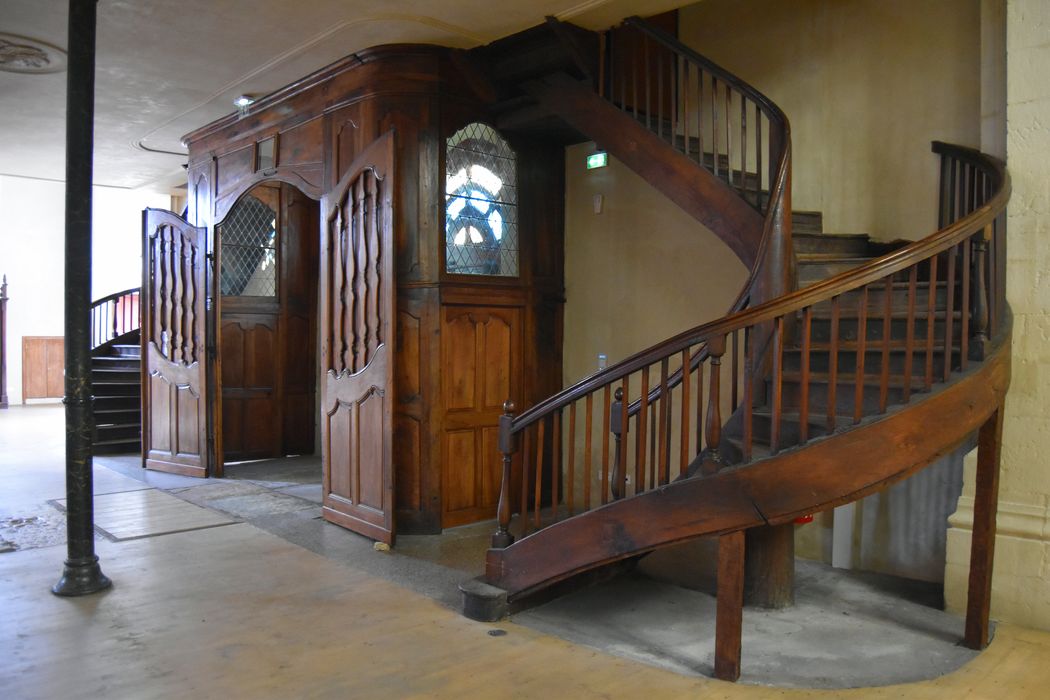 escaliers menant à l’orgue, vue générale