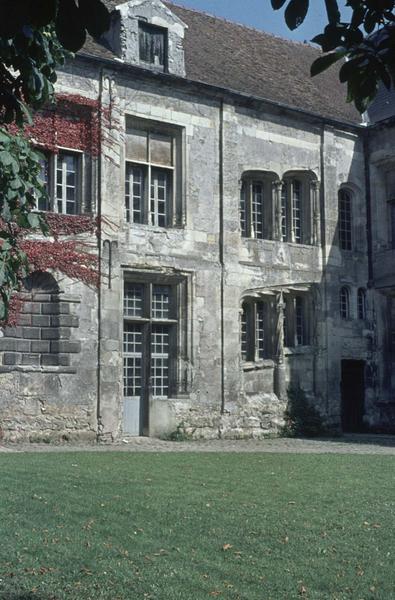 Façade sur cour, fenestrage