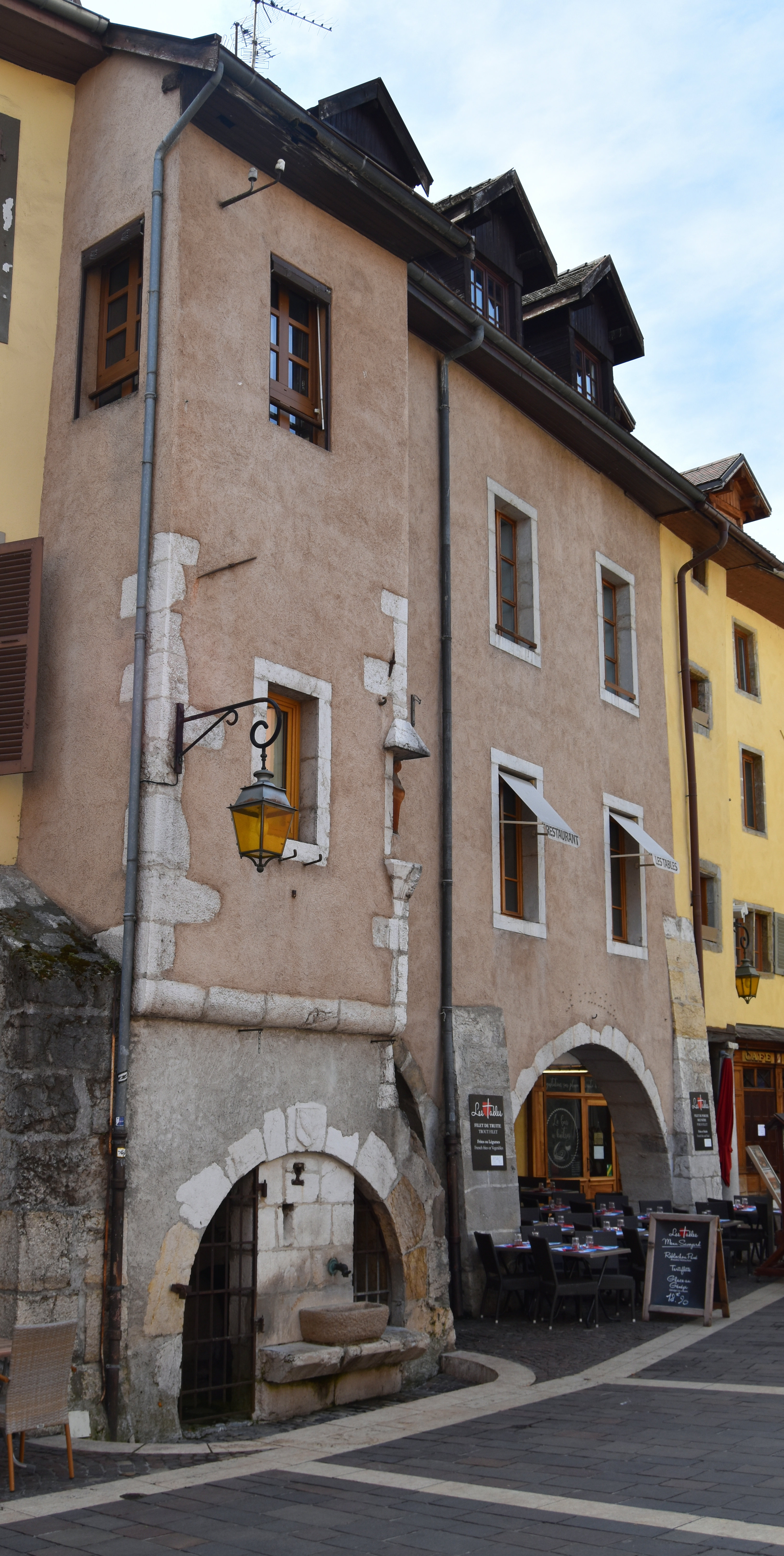 vue générale de la fontaine et des façades des immeubles l’encadrant