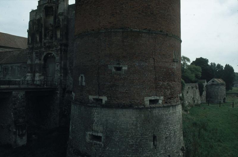 Porte d'entrée à pont levis et tour ronde