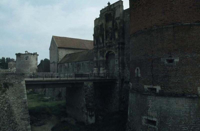 Porte d'entrée à pont levis et tour ronde