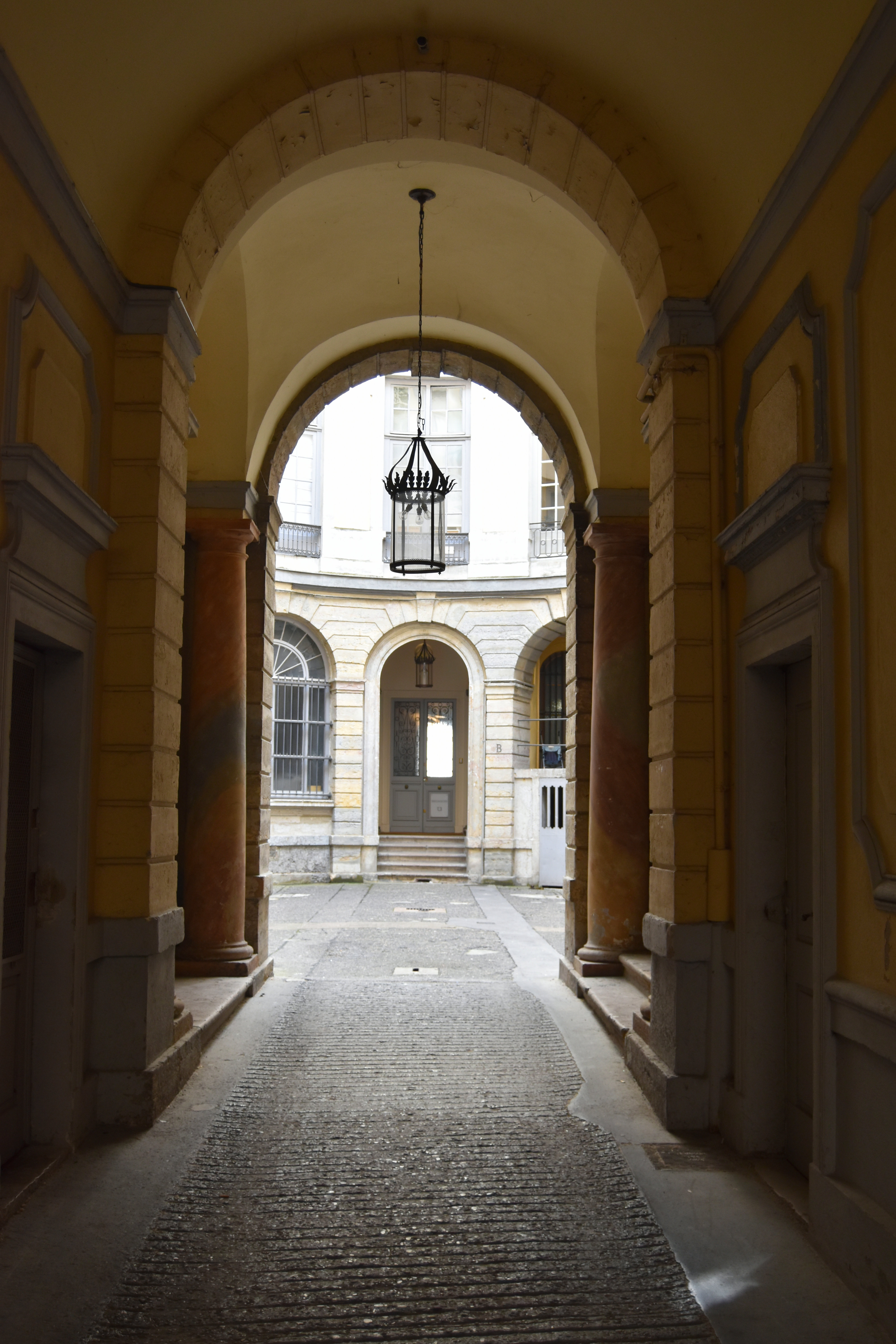 porche d’accès à la cour, vue générale