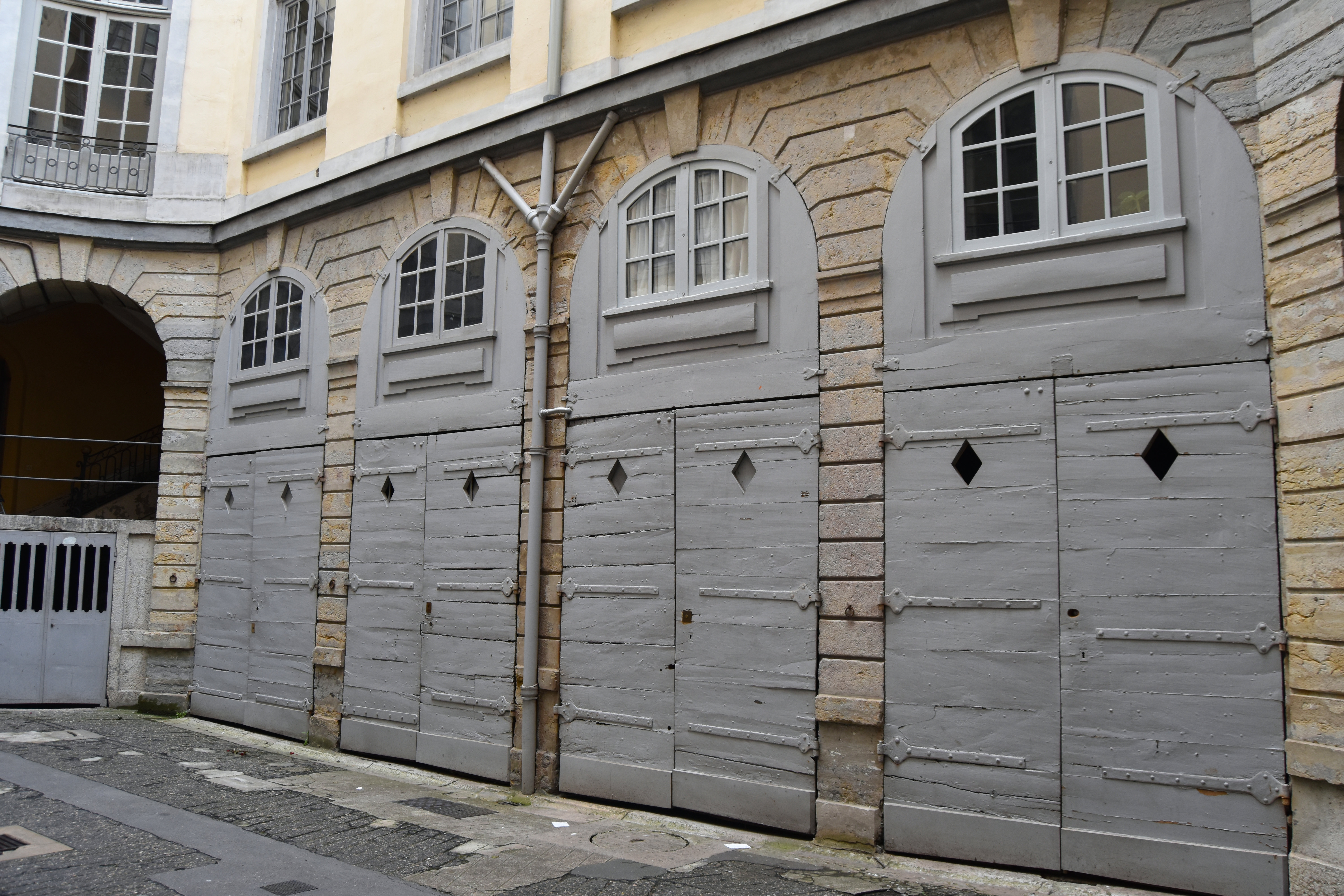 cour, remises, vue générale