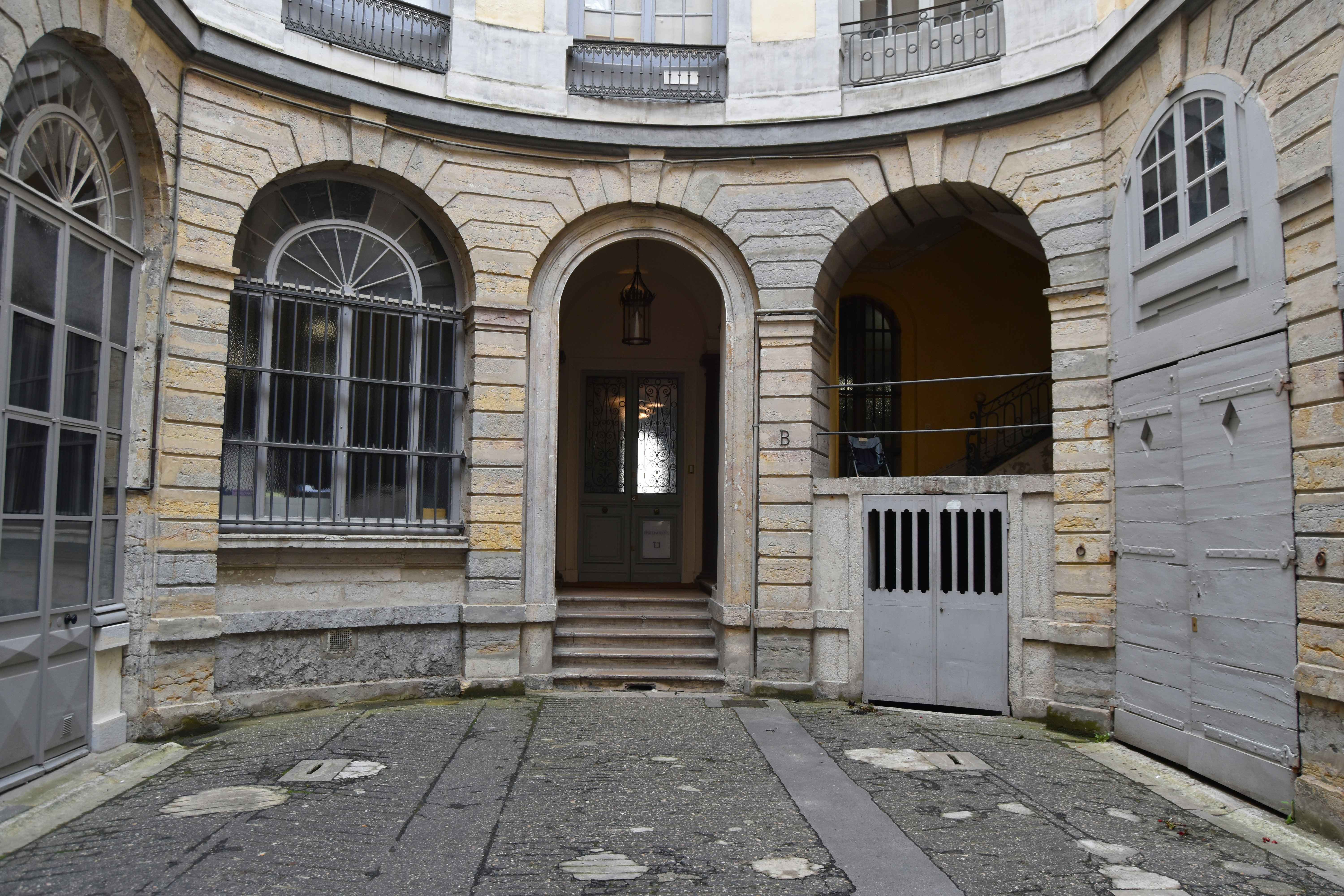 cour, vue partielle