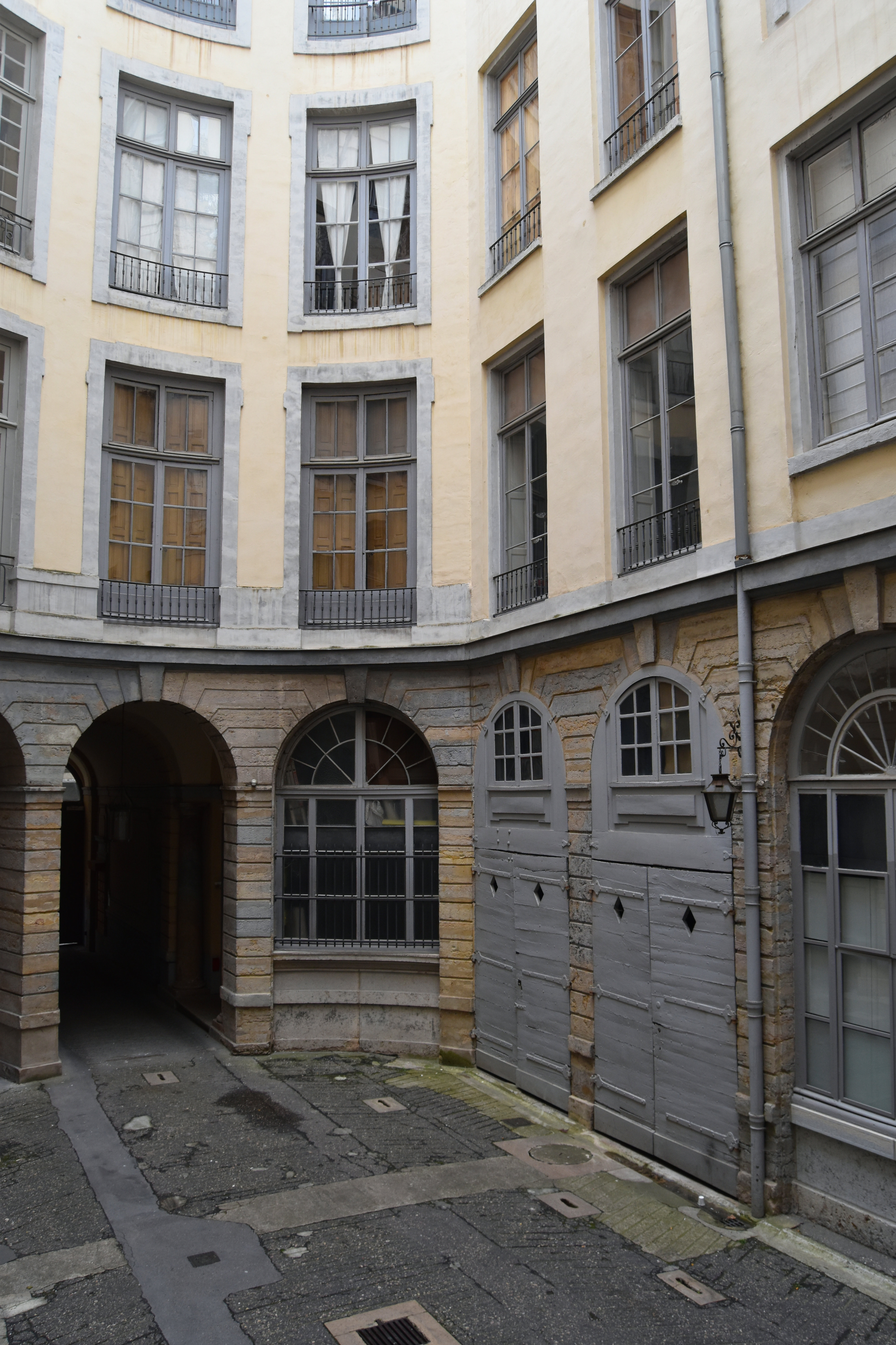 cour, vue partielle