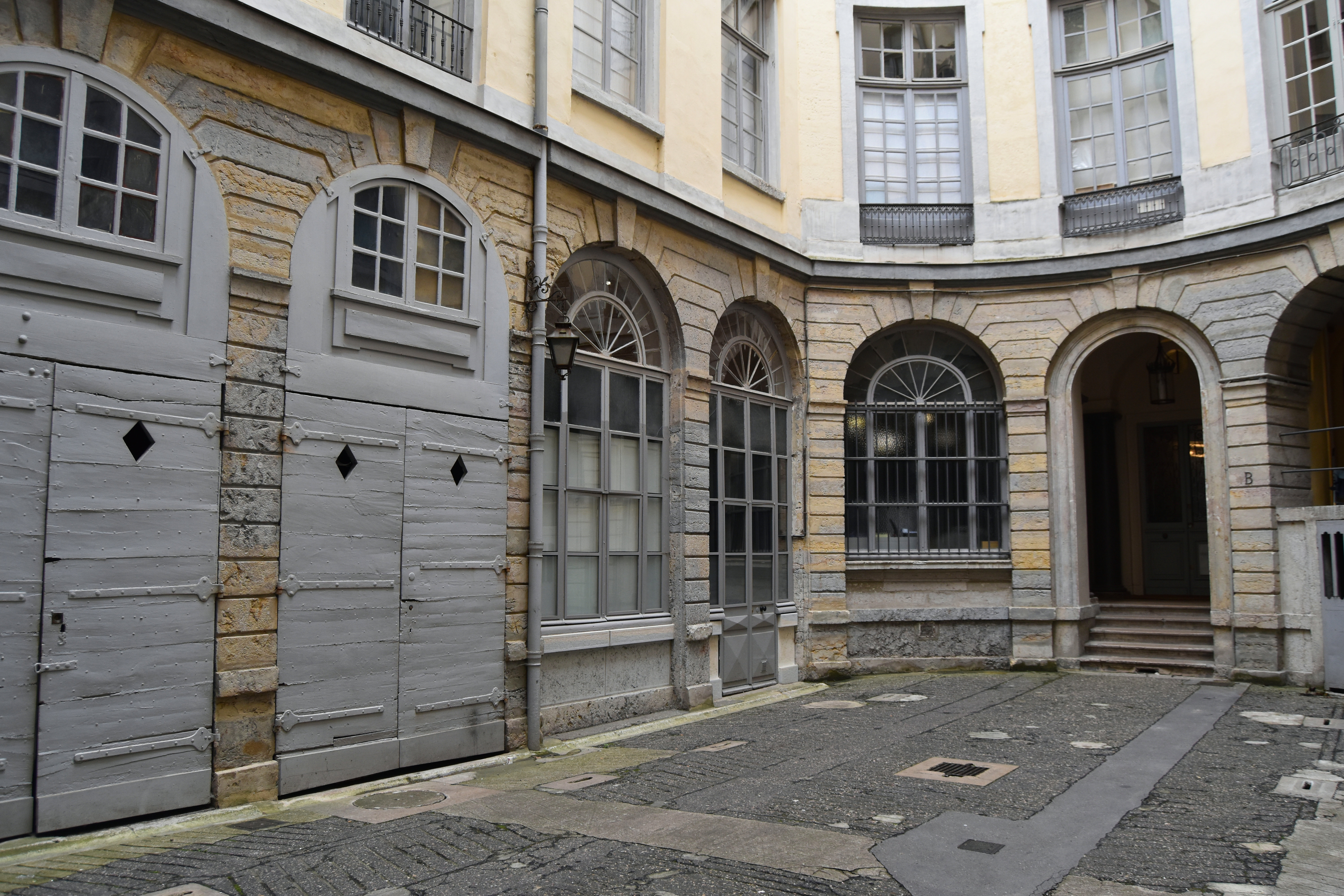 cour, vue partielle