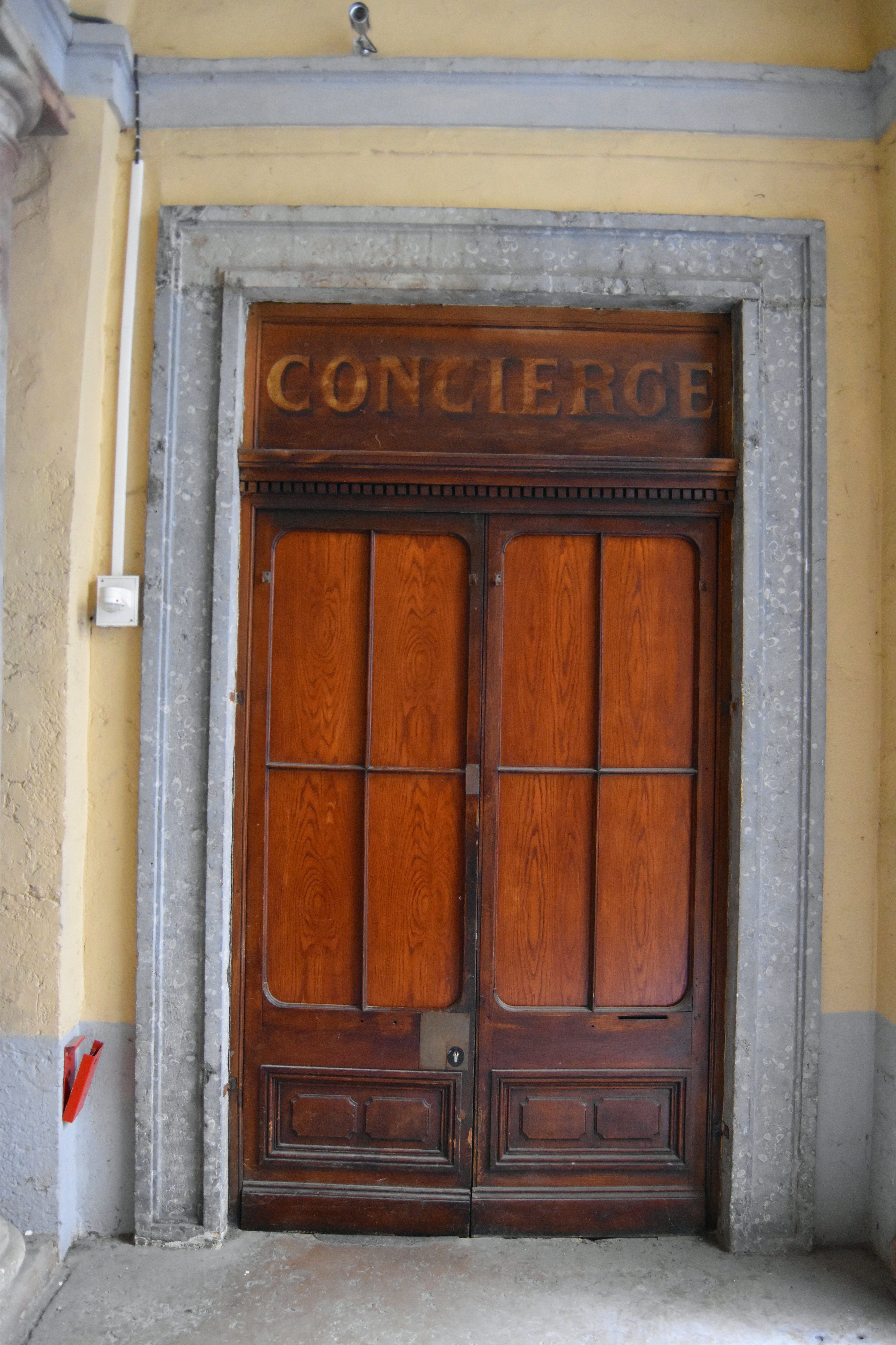 passage, détail de l’ancienne porte d’accès à la loge de la concierge