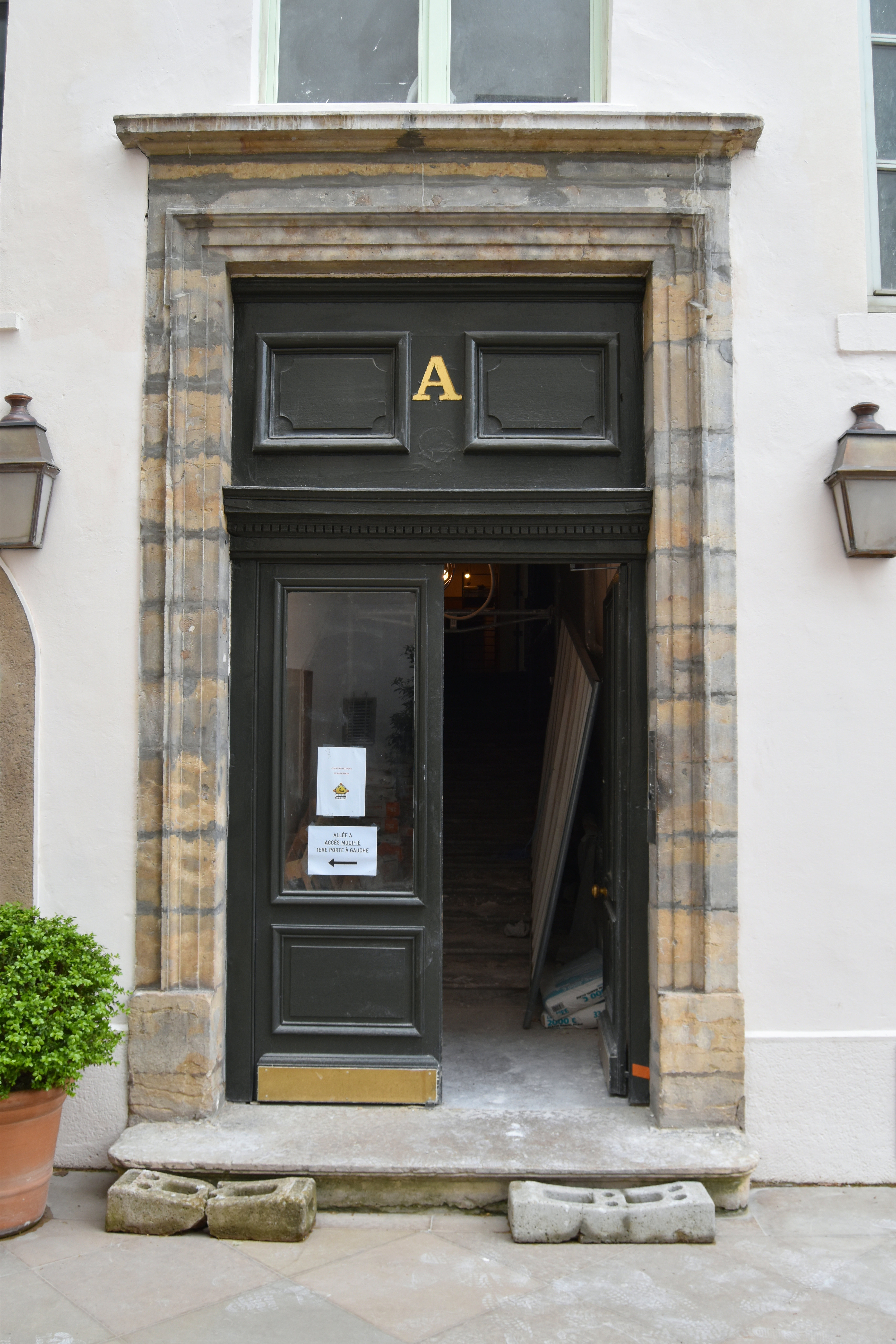 porte d’accès sur cour, vue générale