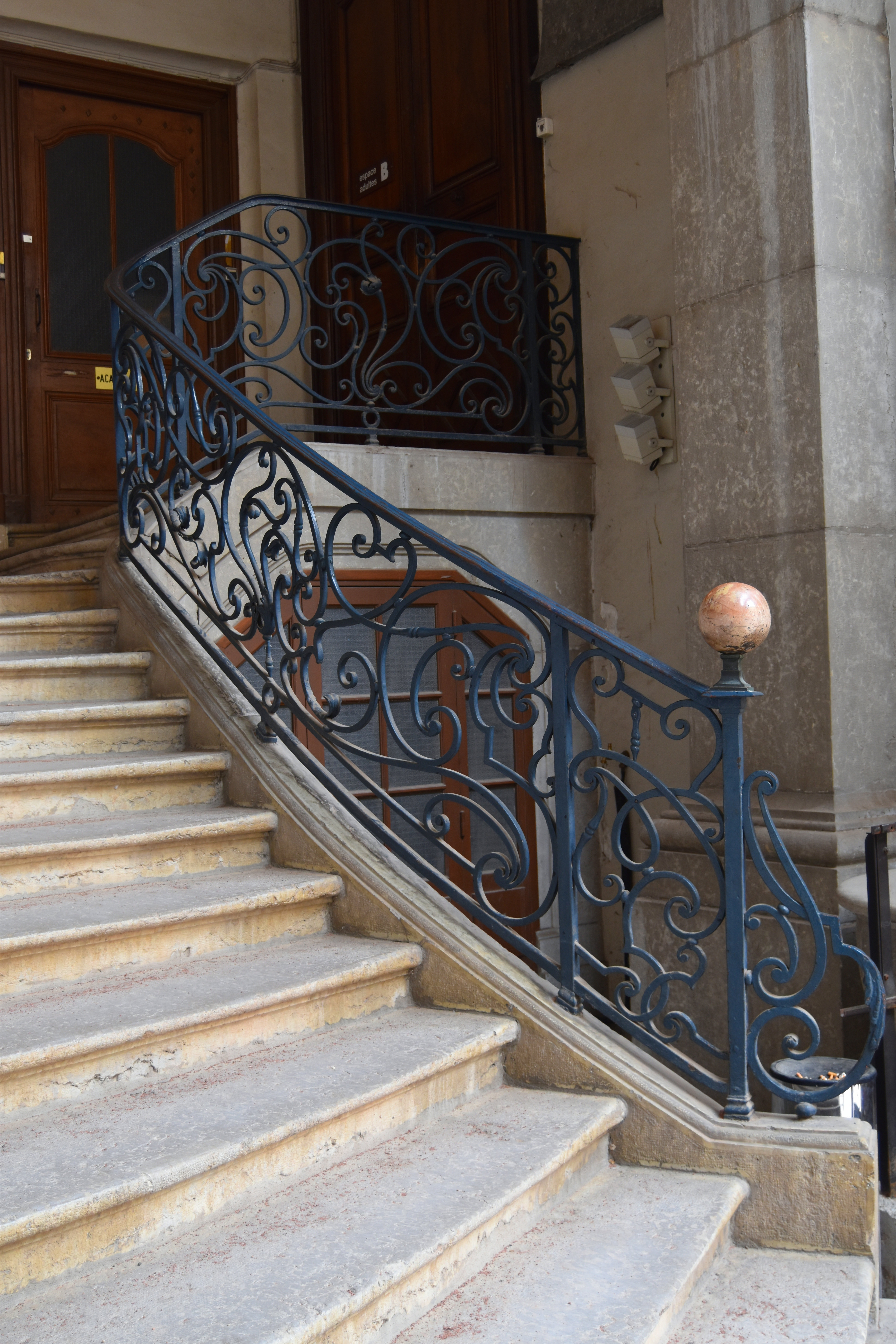 cour sud, porche est, vue partielle de l’escalier