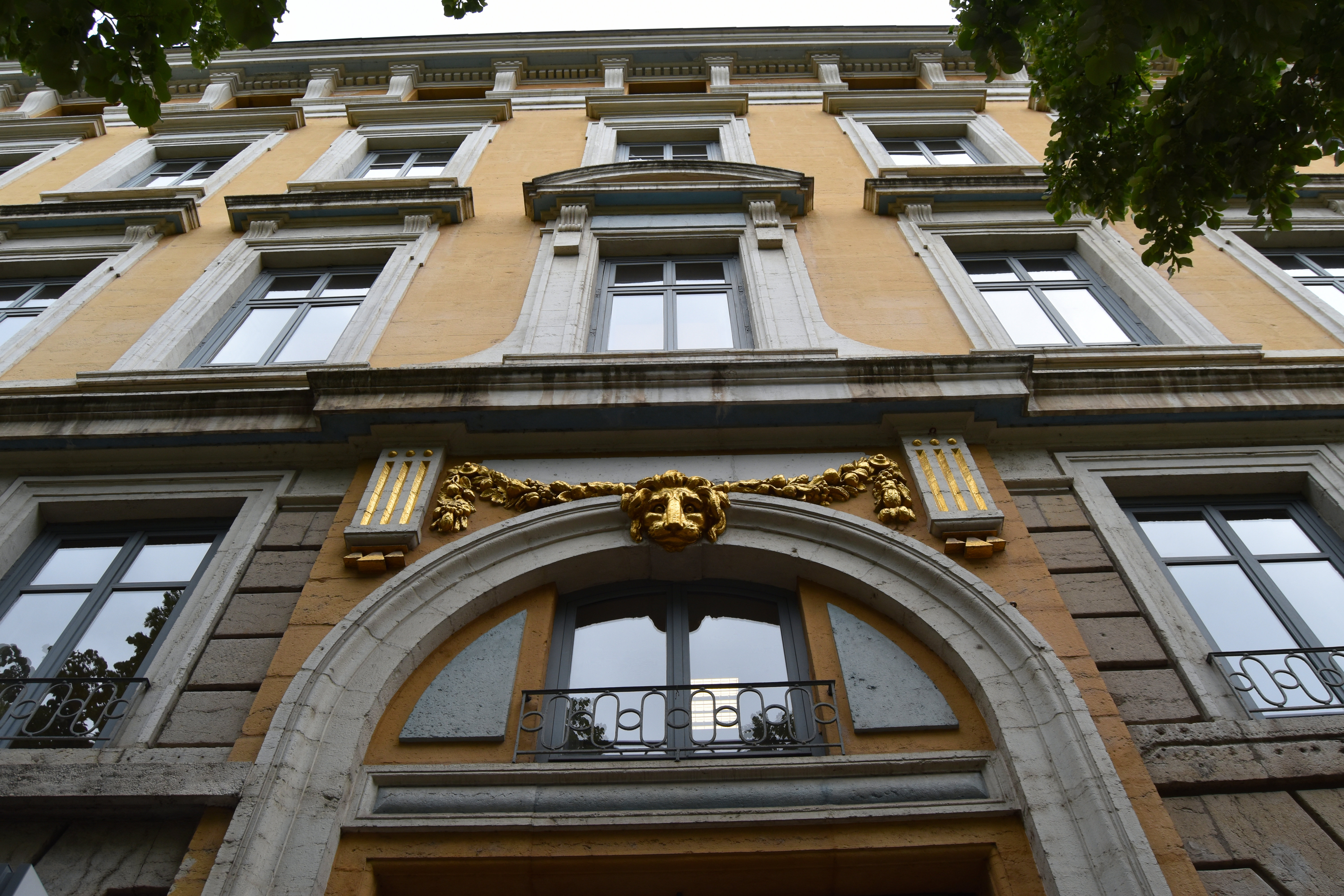 façade sud sur rue, vue partielle