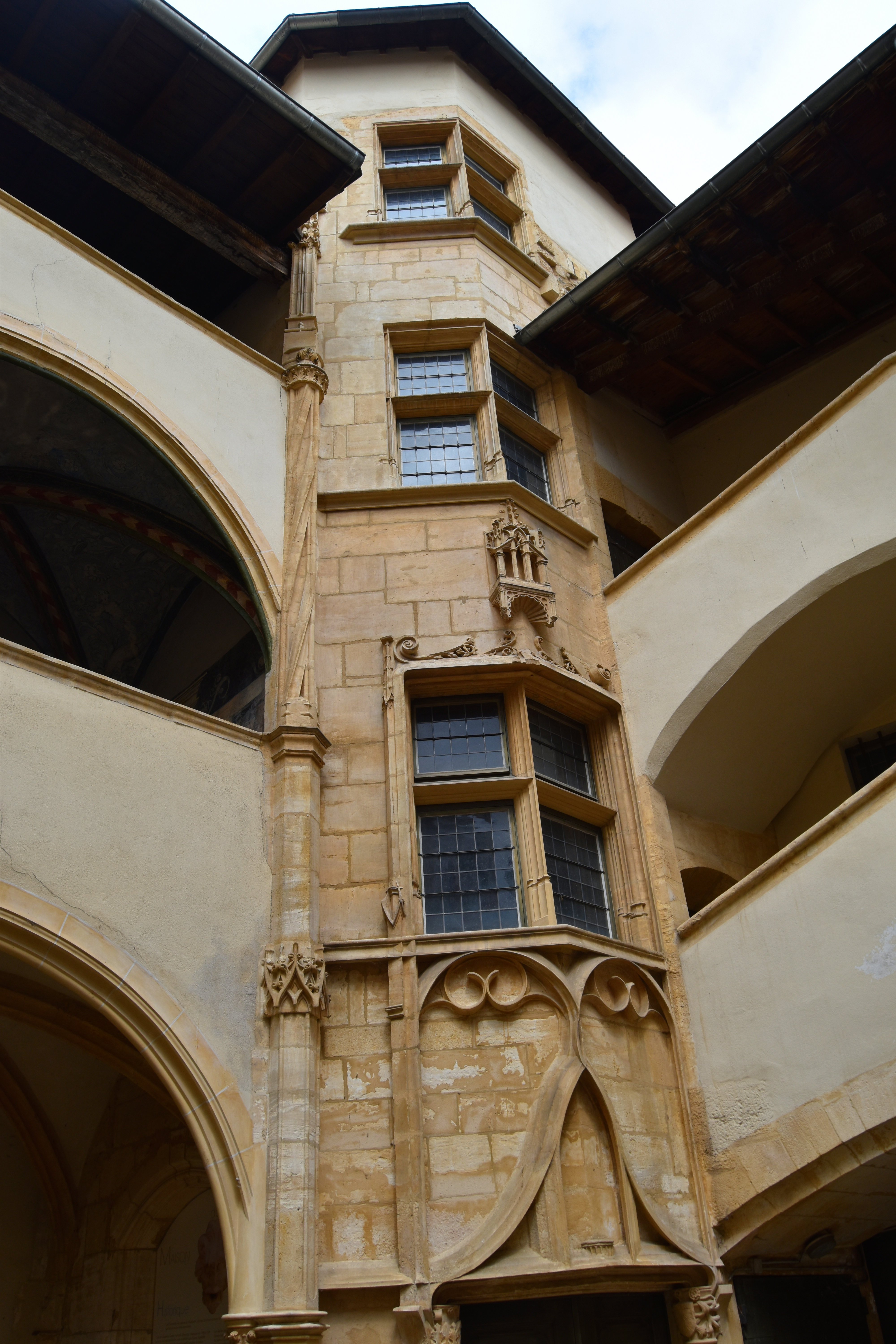 cour, tour d’escalier, vue partielle