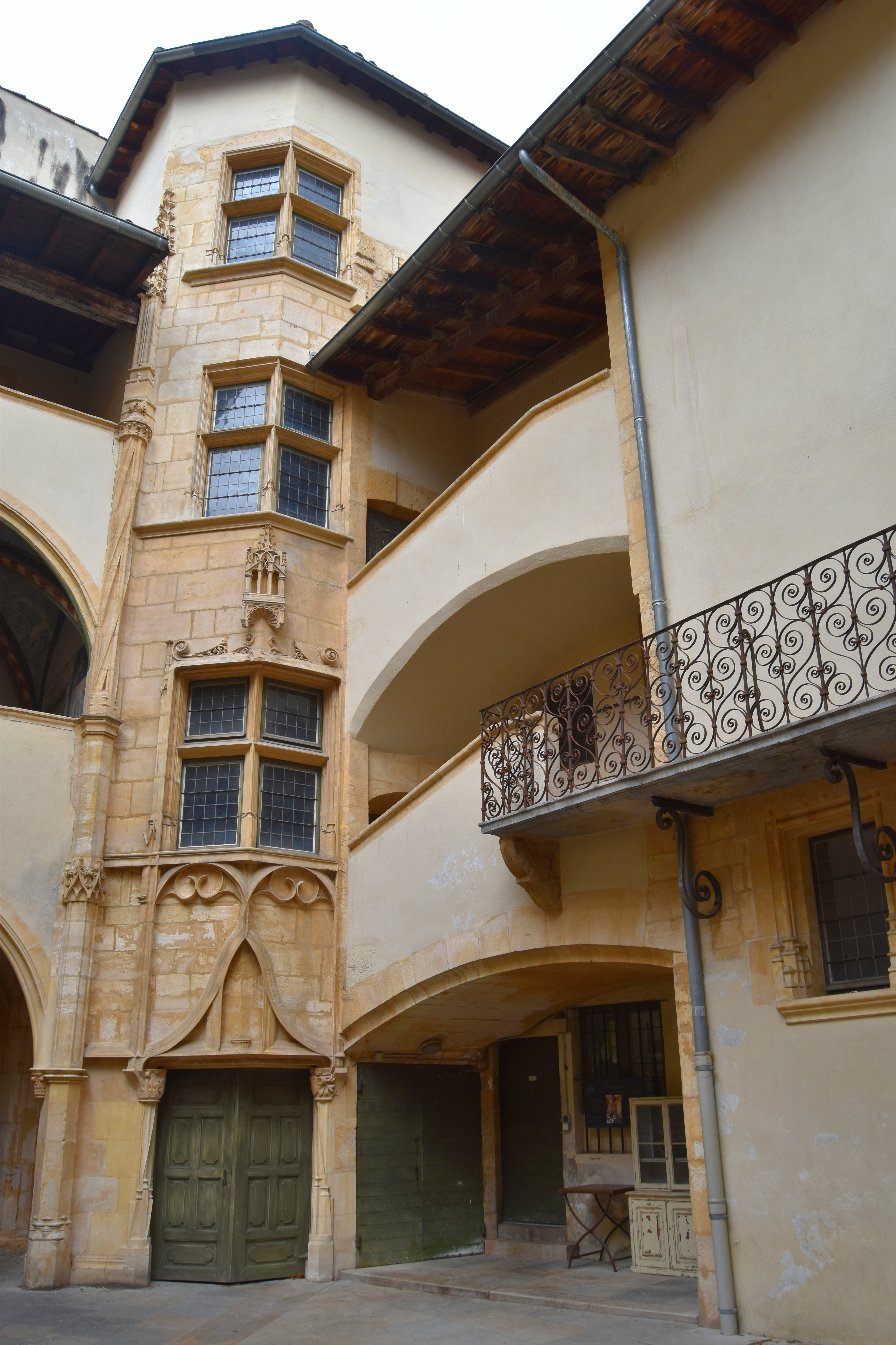 cour, tour d’escalier, vue générale