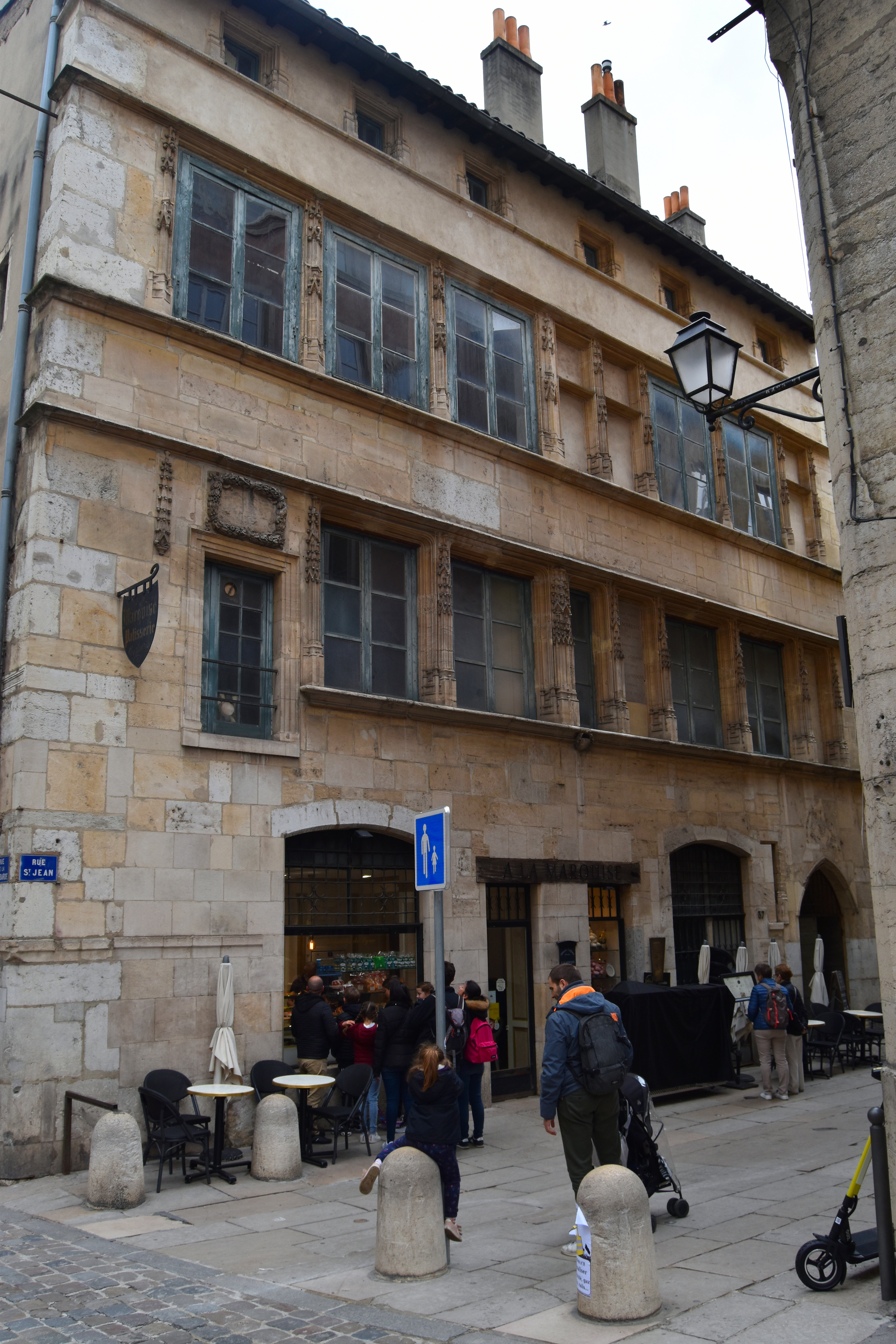 façade ouest sur rue, vue générale