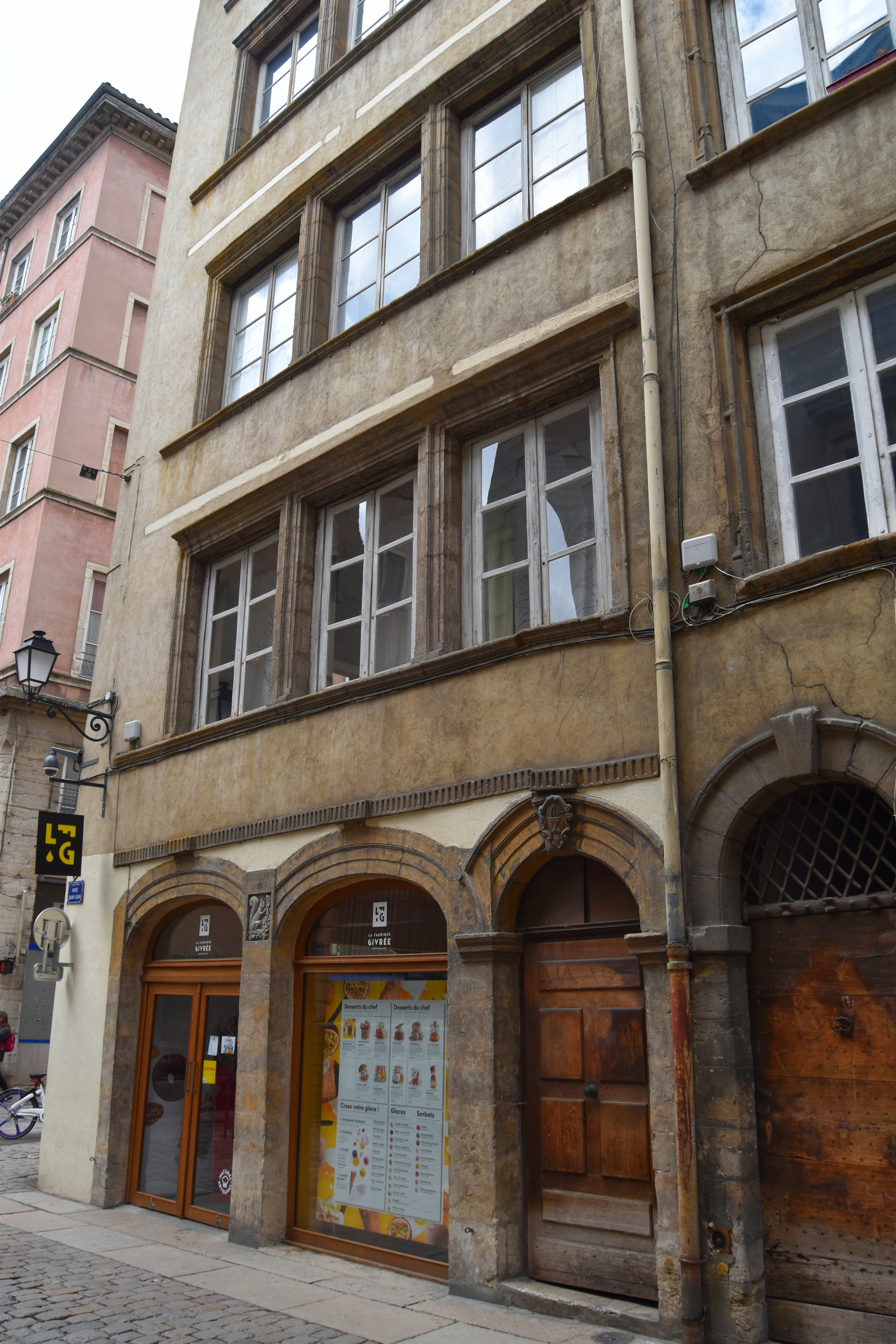 façade sur rue, vue générale