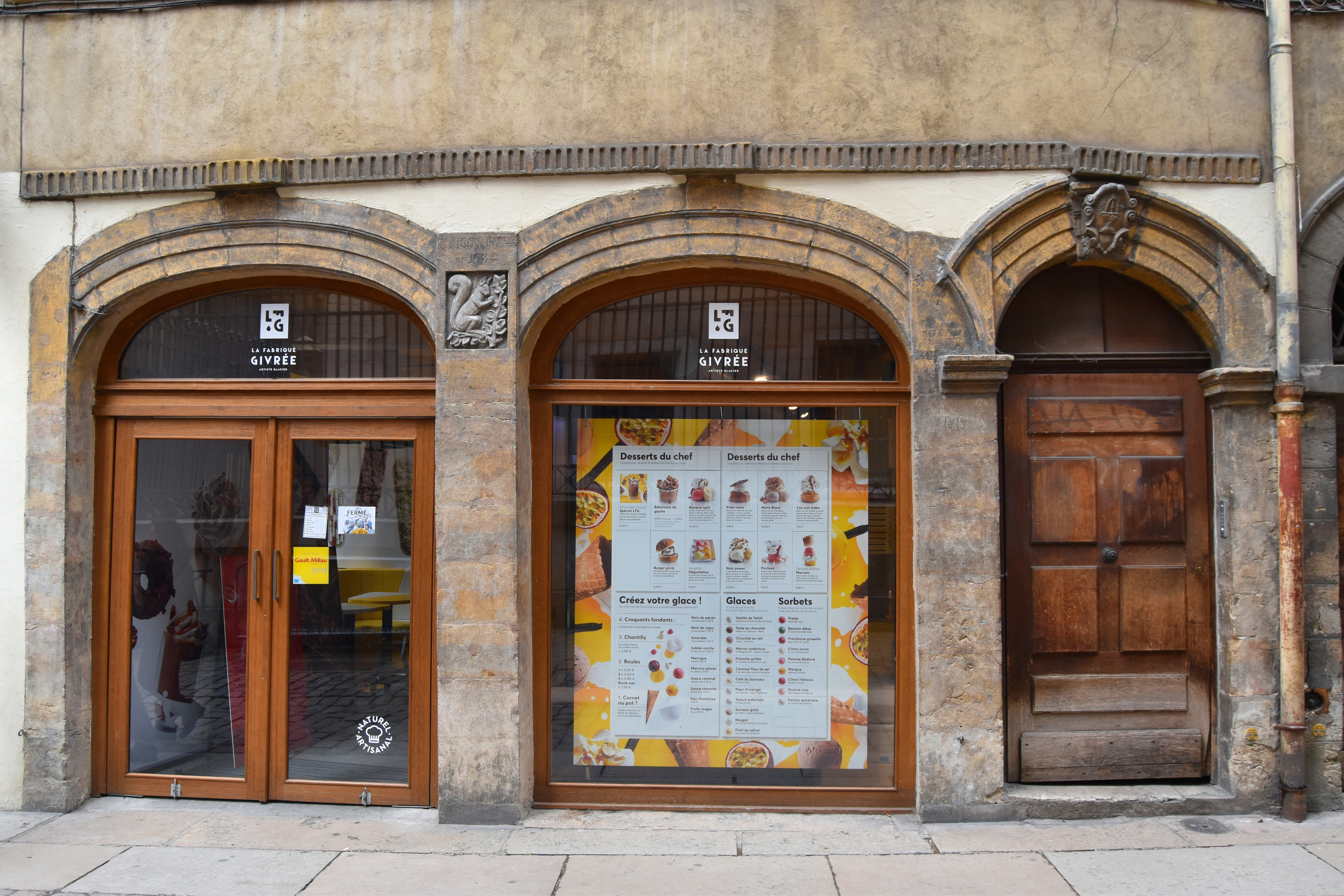 façade sur rue, rez-de-chaussée, vue générale