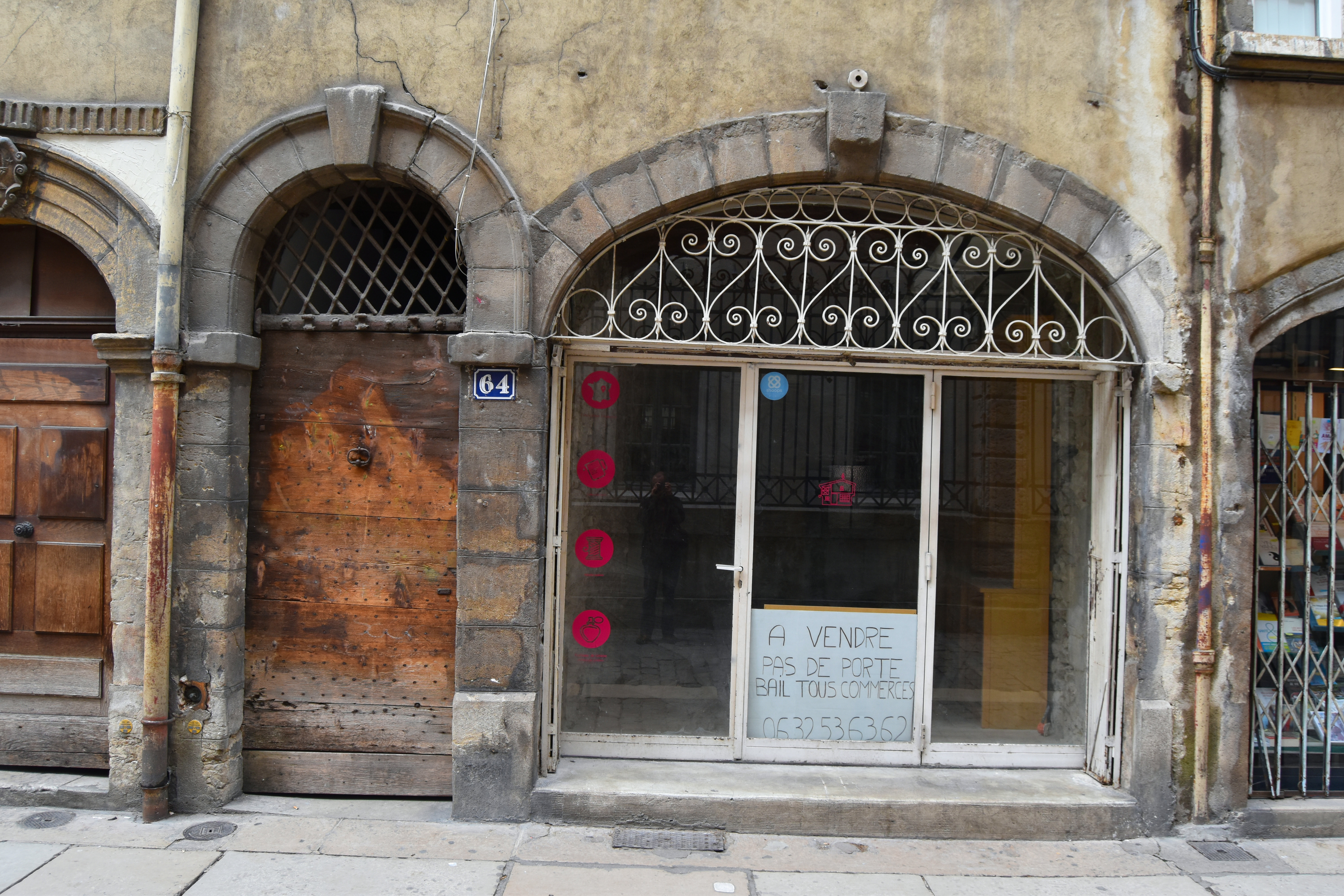 façade sur rue, rez-de-chaussée, vue générale