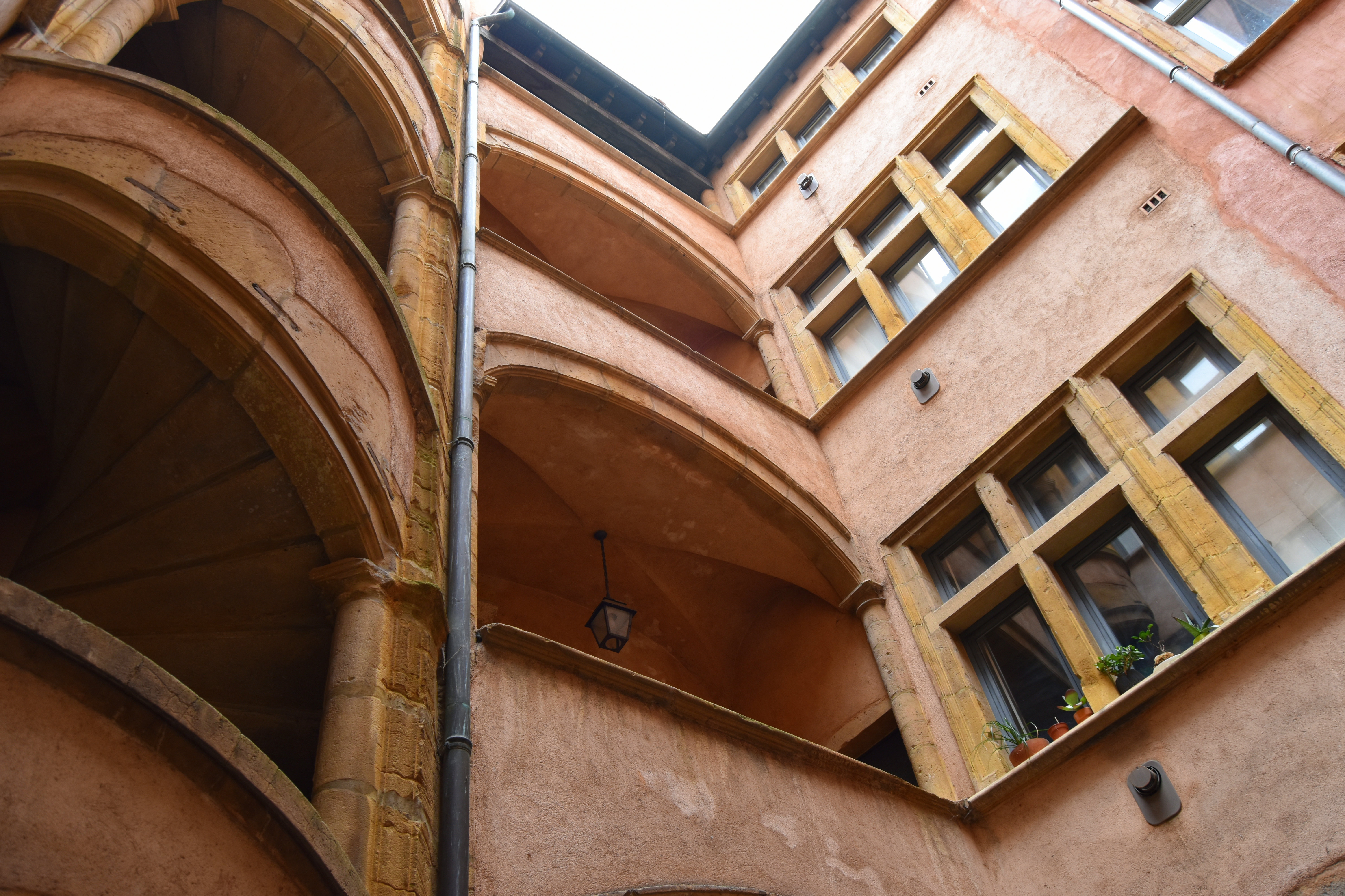 cour, vue partielle des façades