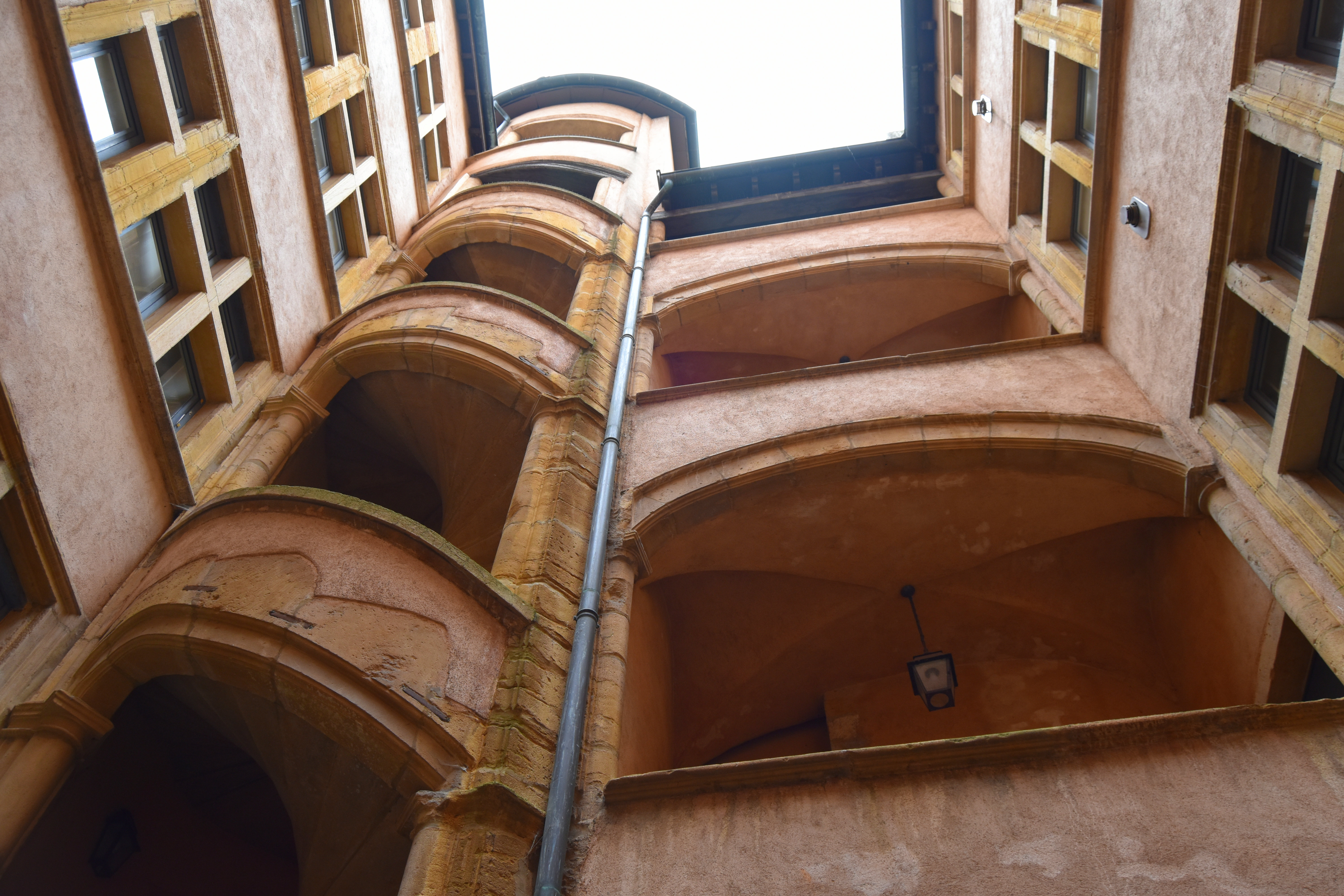 cour, vue partielle des façades