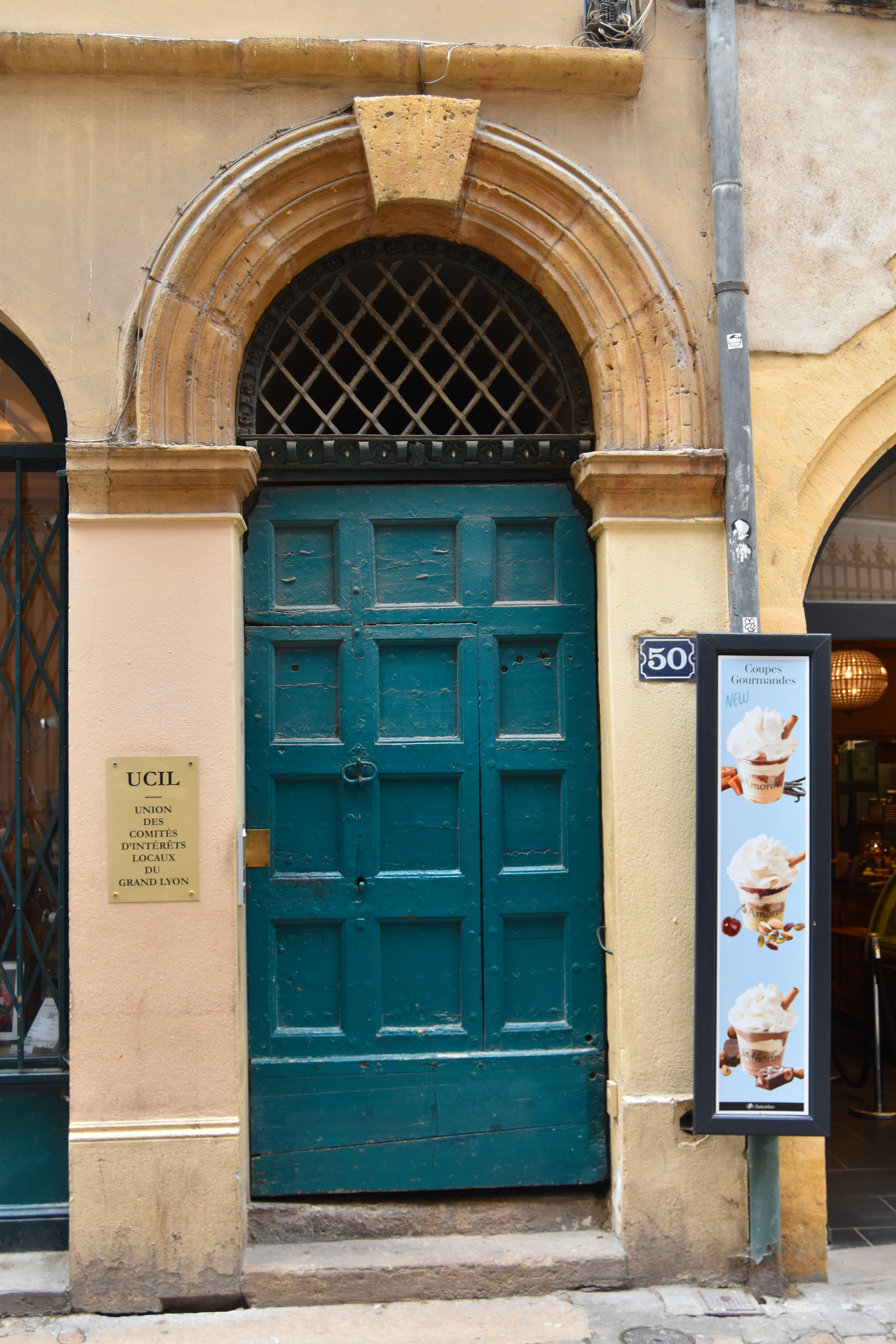 porte d’accès sur rue, vue générale