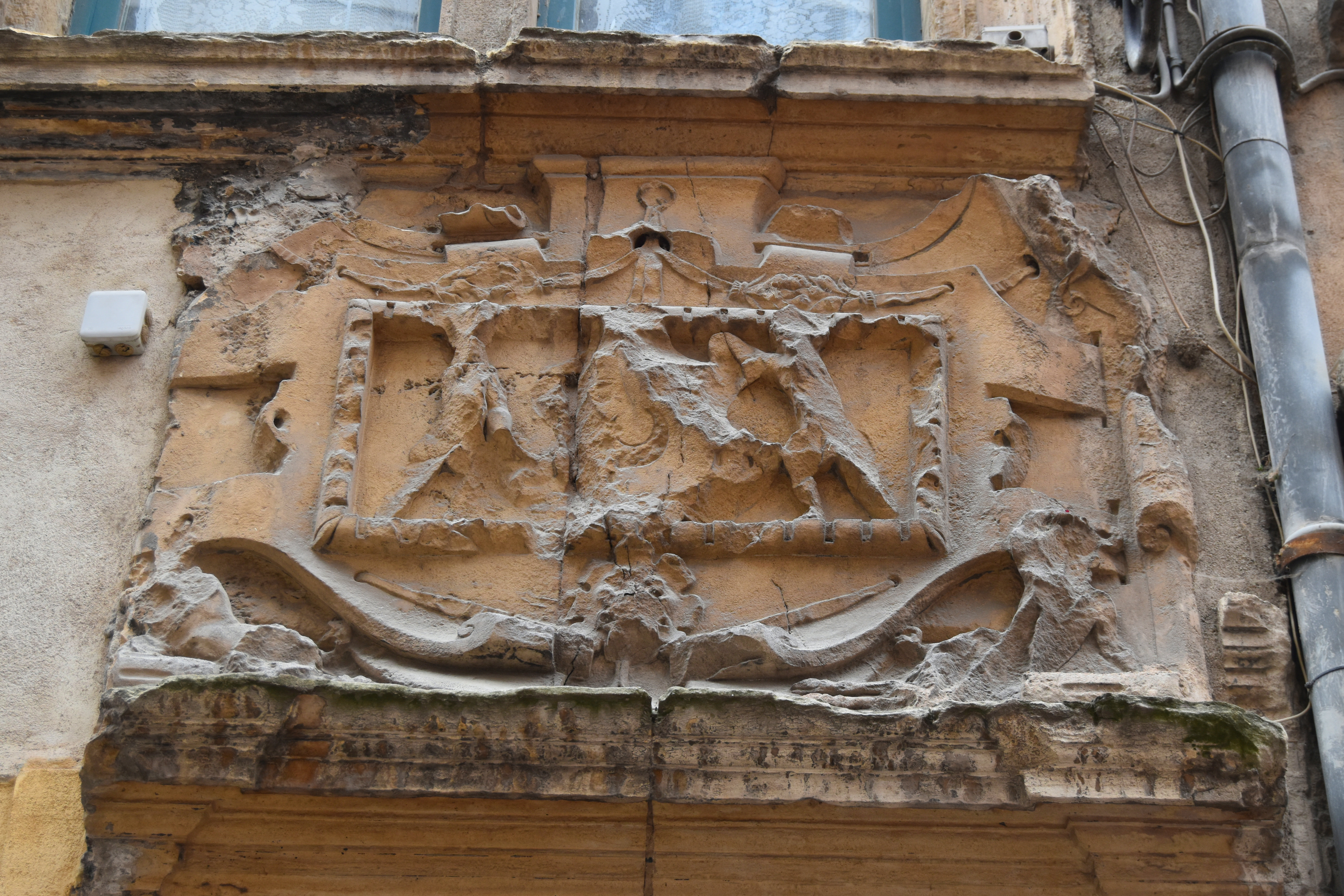 porte d’accès sur rue, détail du tympan