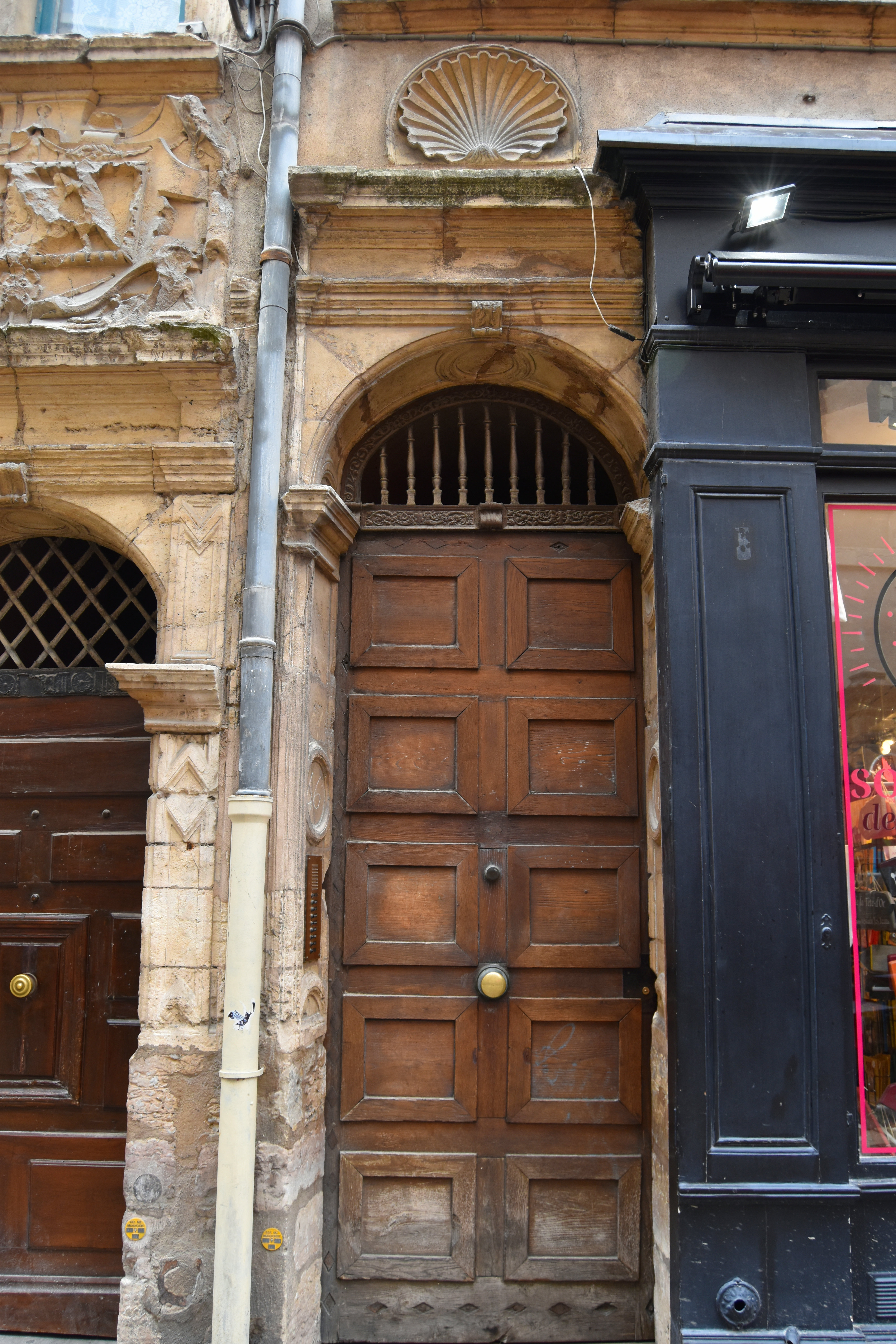 porte d’accès sur rue, vue générale