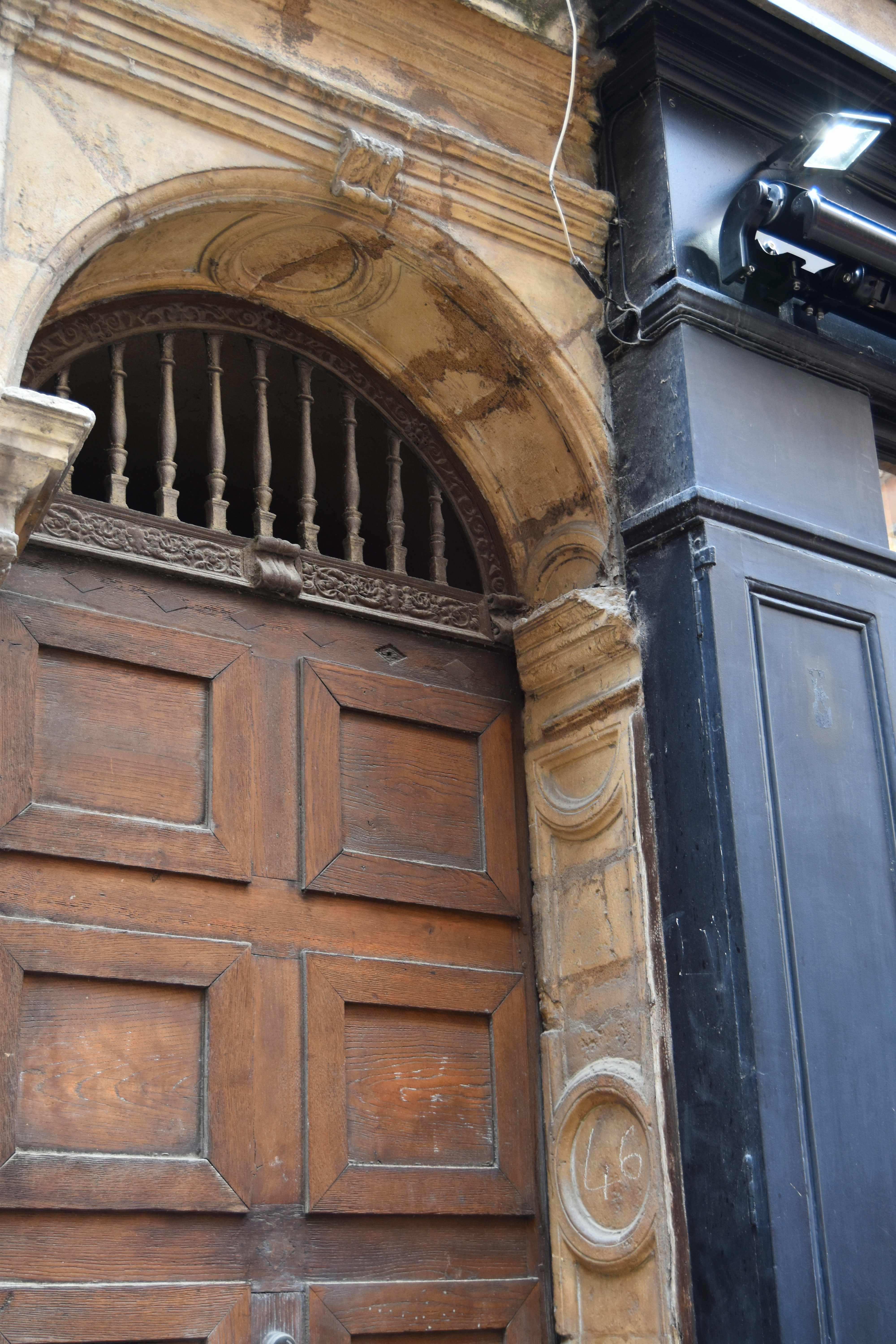 porte d’accès sur rue, vue partielle