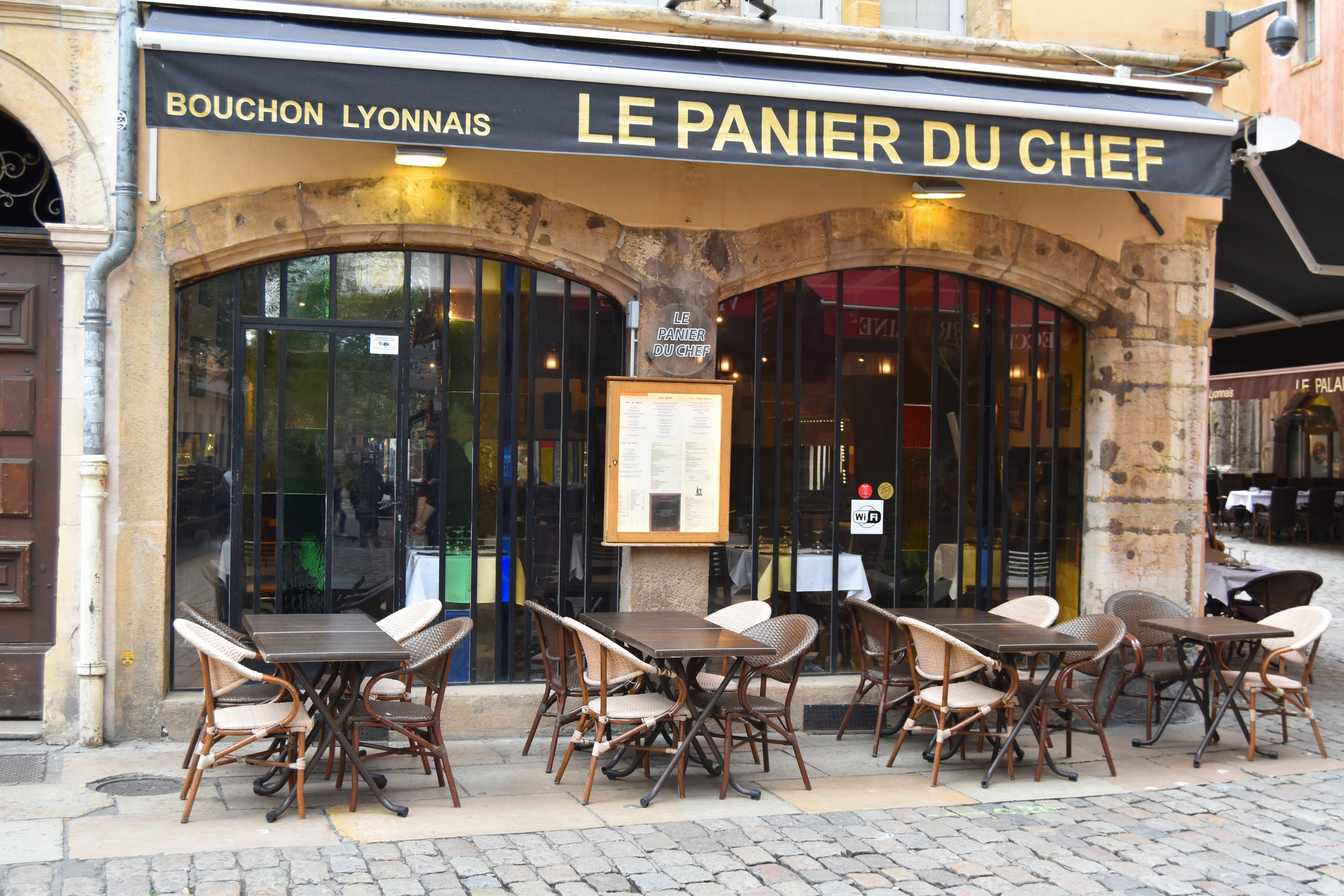 façade sur rue, rez-de-chaussée, vue générale