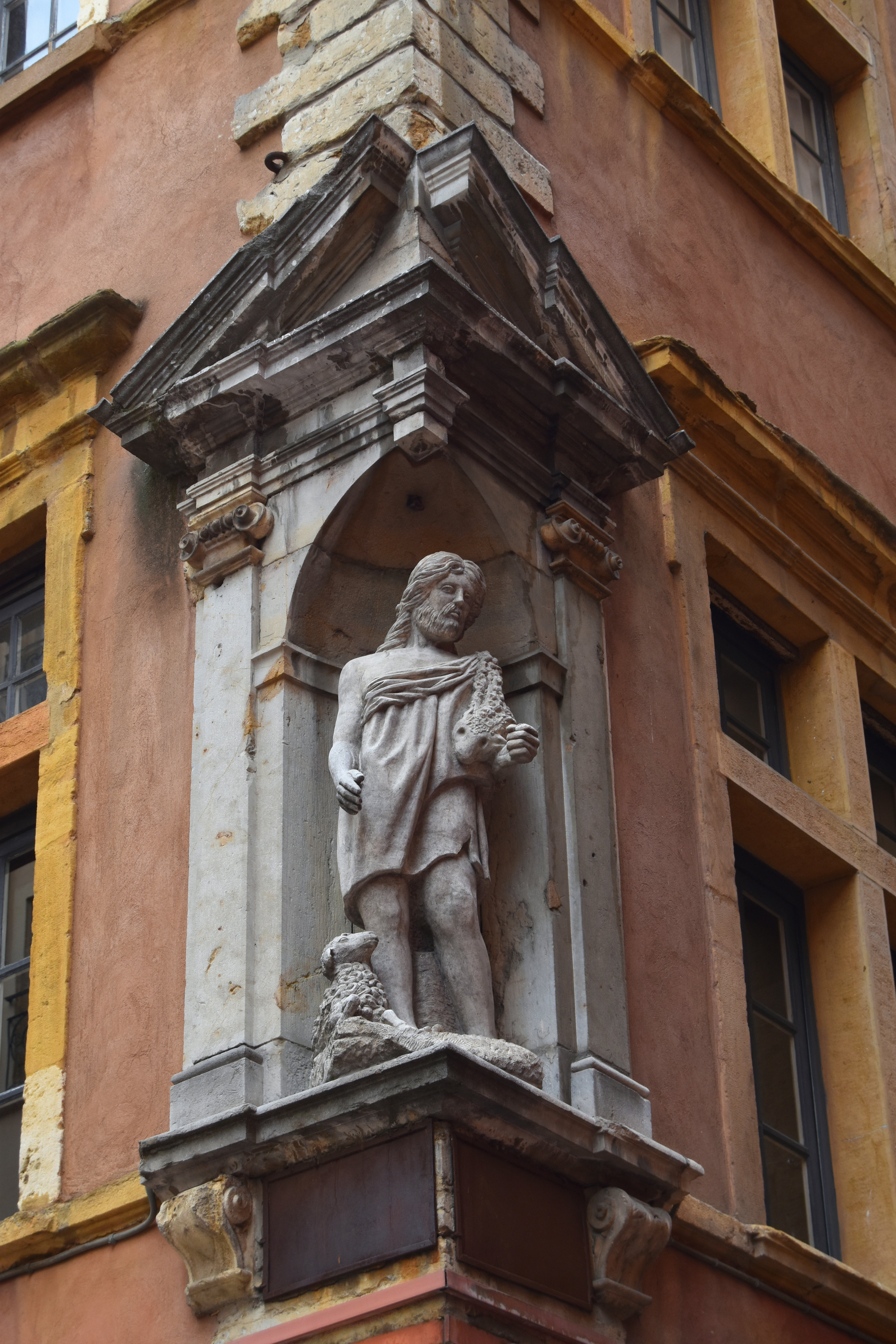 façades sur rue, détail de la niche d’angle abritant la statue de saint Jean-Baptiste