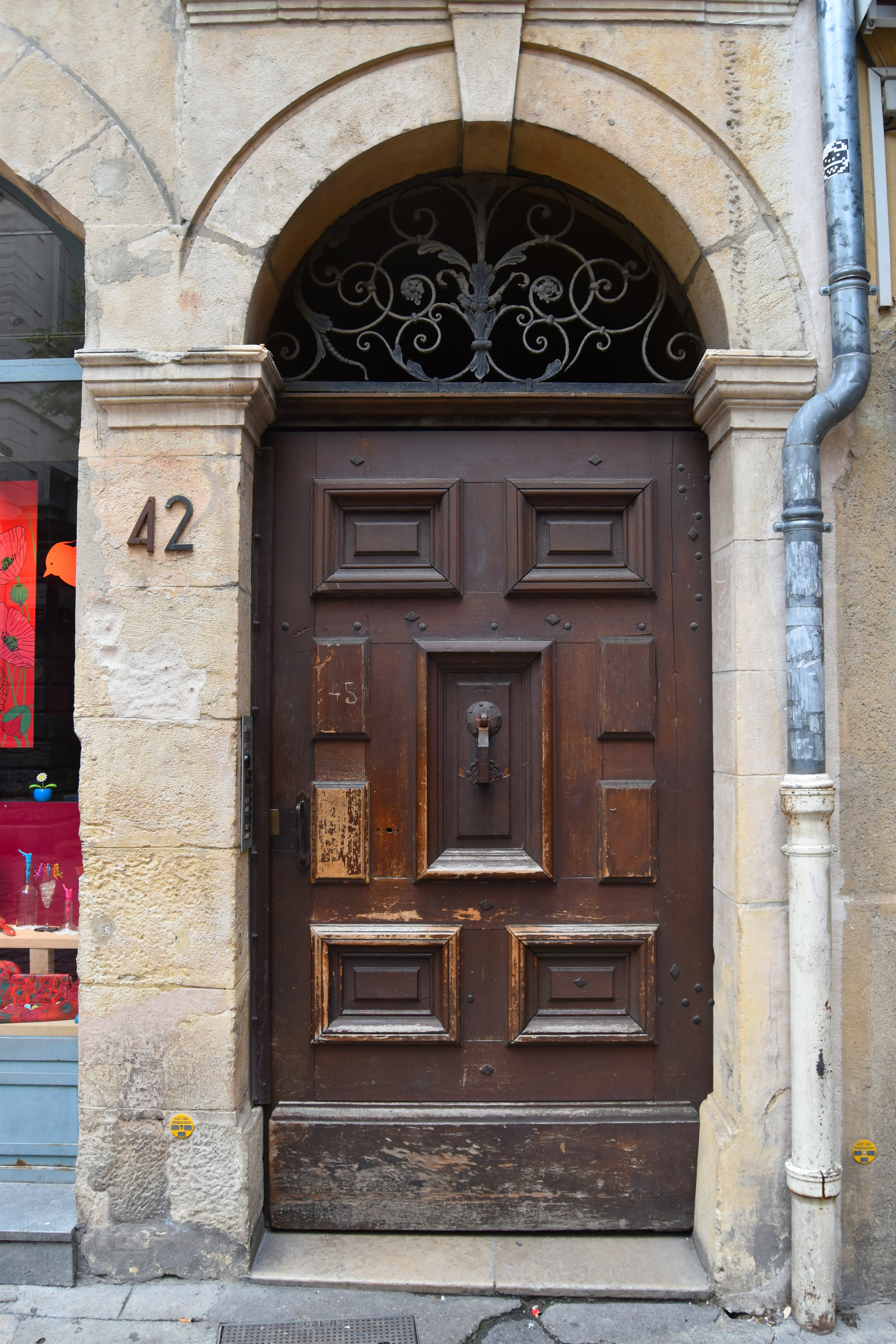 porte d’accès sur rue, vue générale