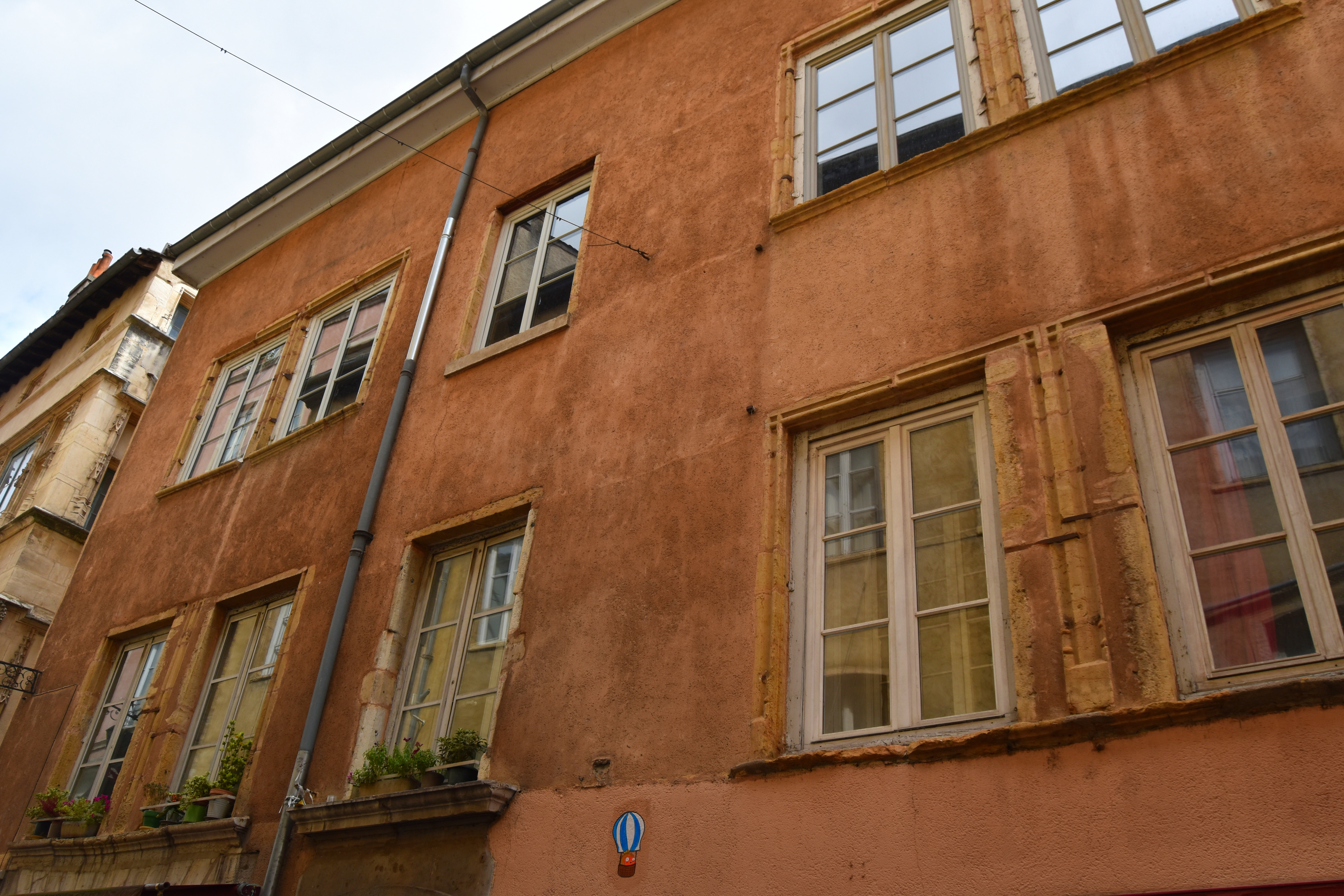 façade sur rue, vue générale