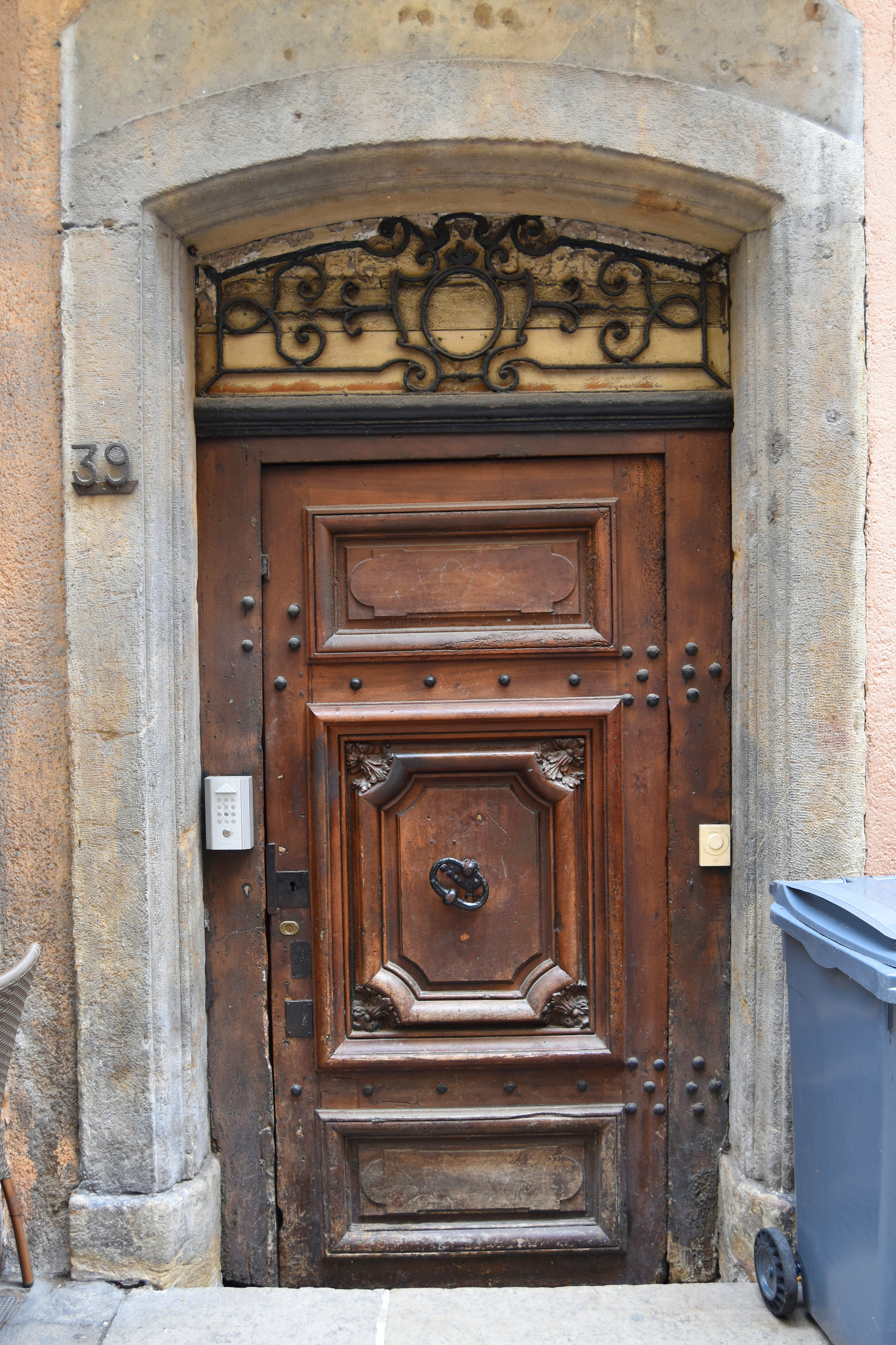 porte d’accès sur rue, vue générale