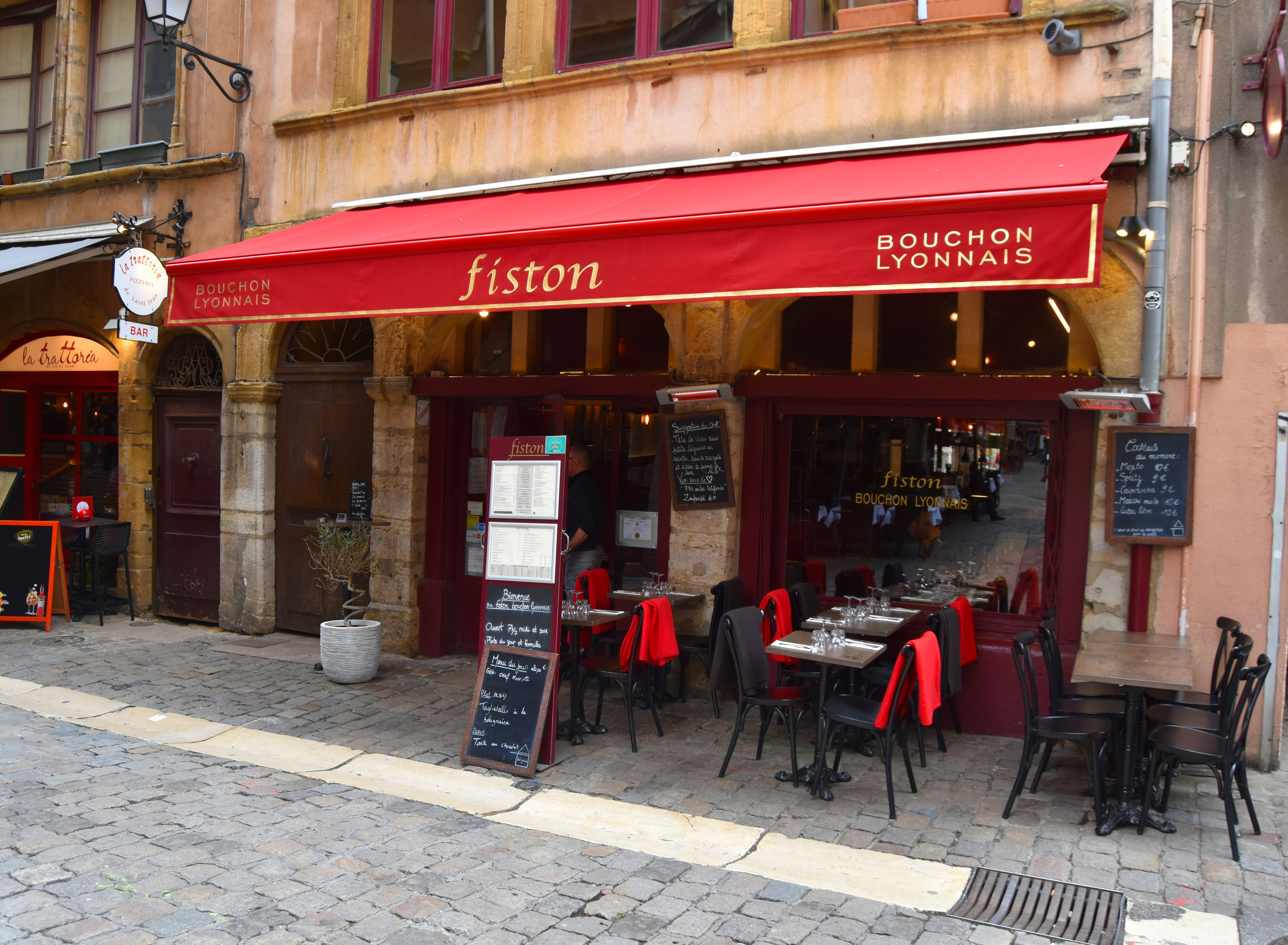 façade sur rue, rez-de-chaussée, vue générale