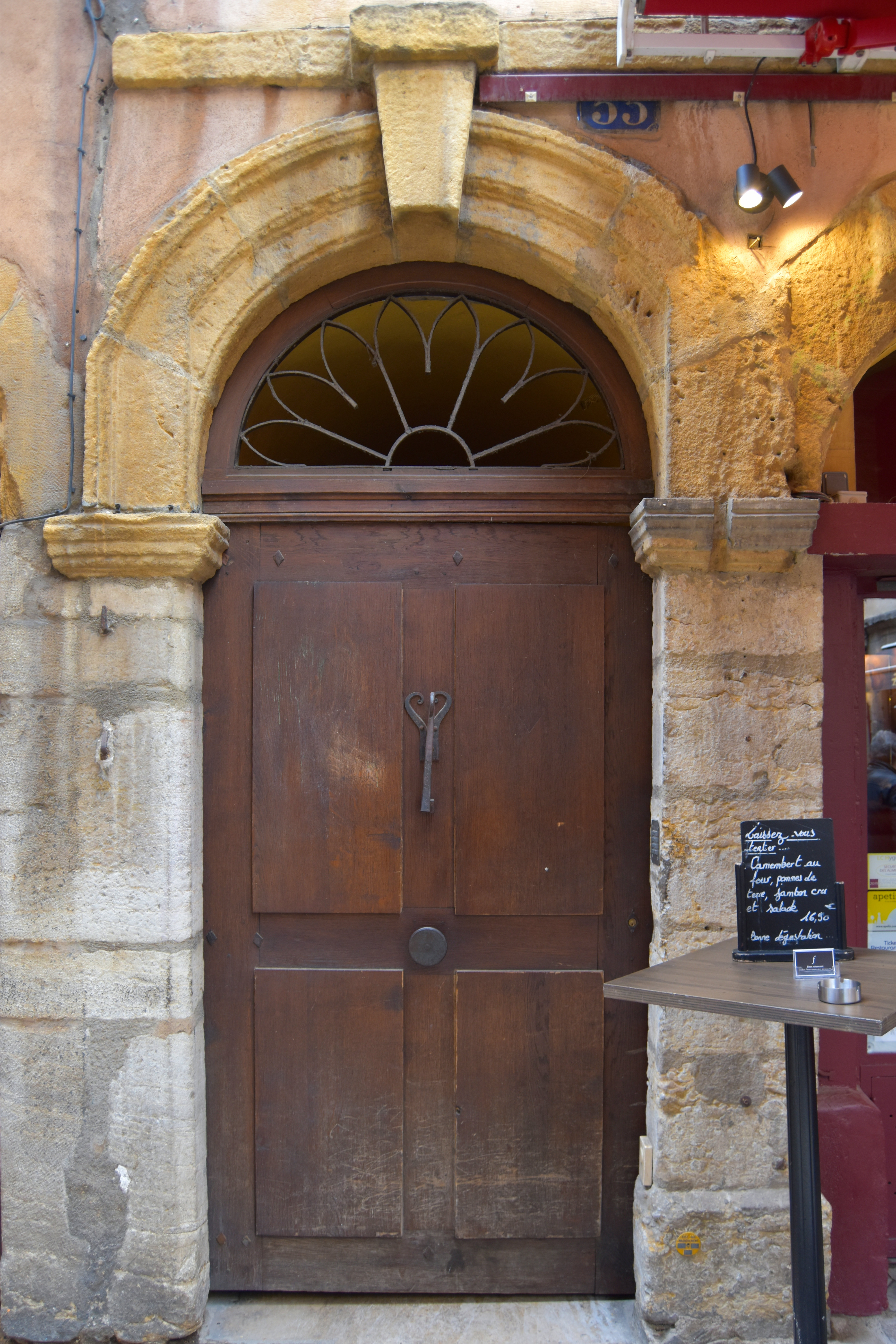 porte d’accès sur rue, vue générale