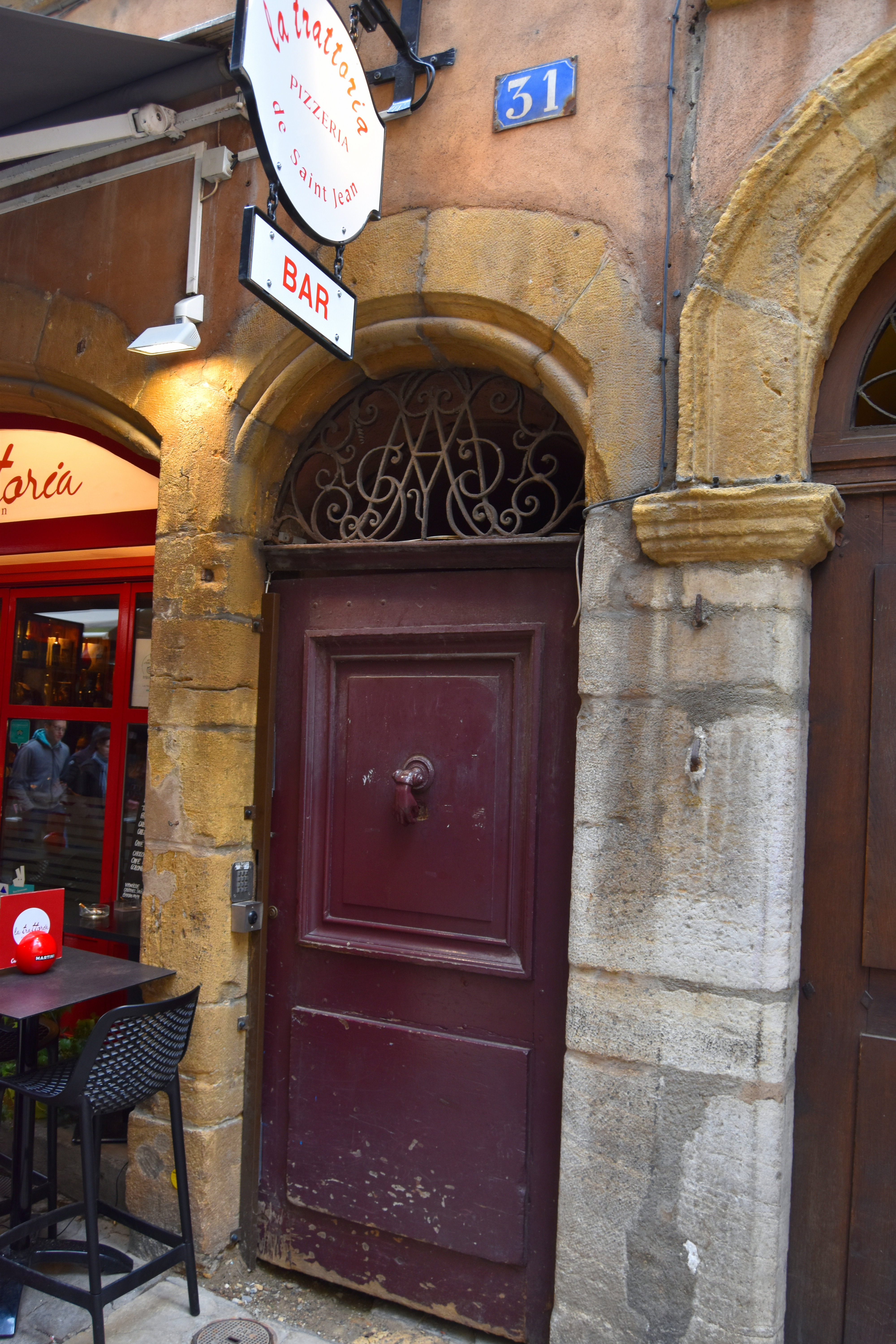 porte d’accès sur rue, vue générale