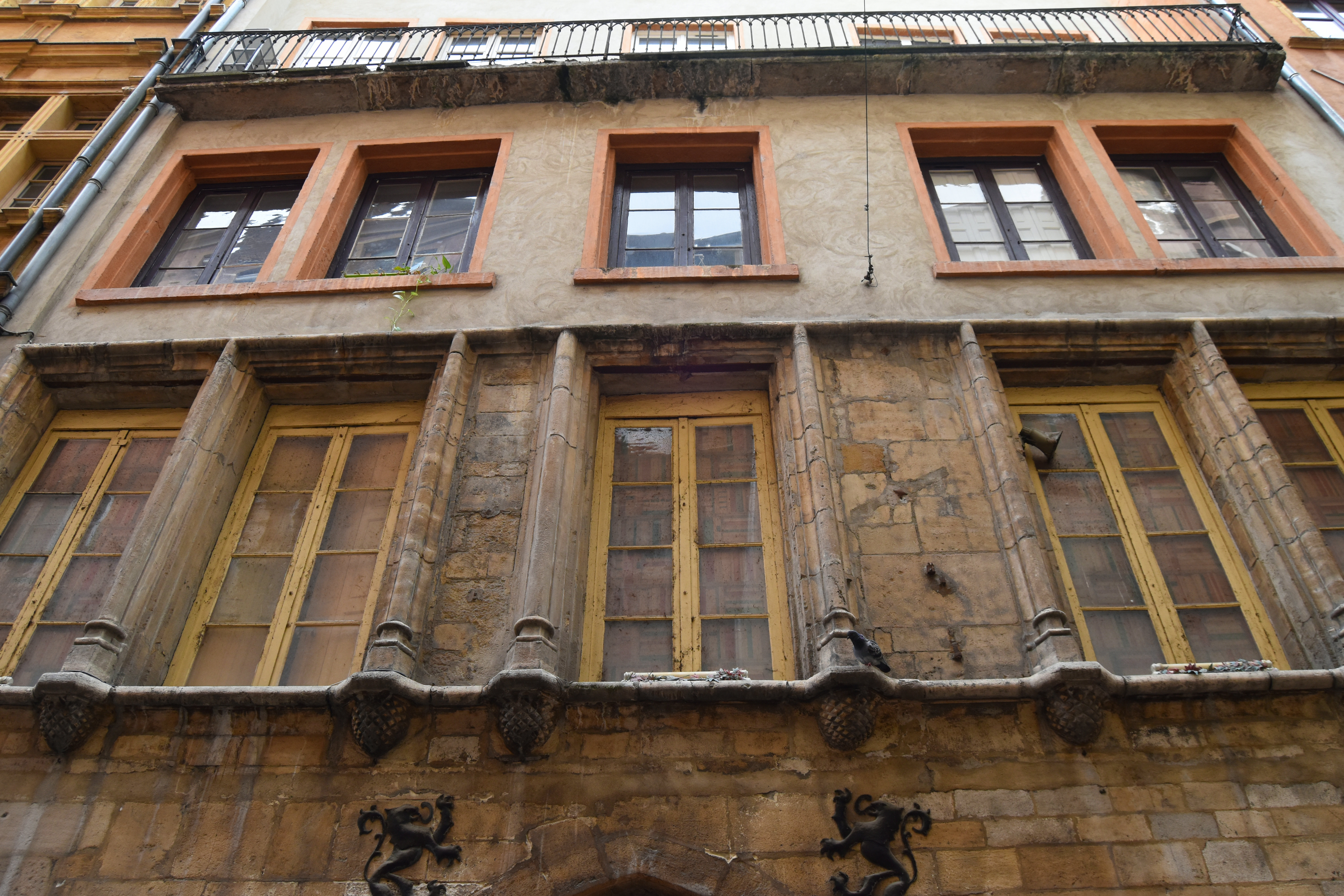 façade sur rue, vue partielle