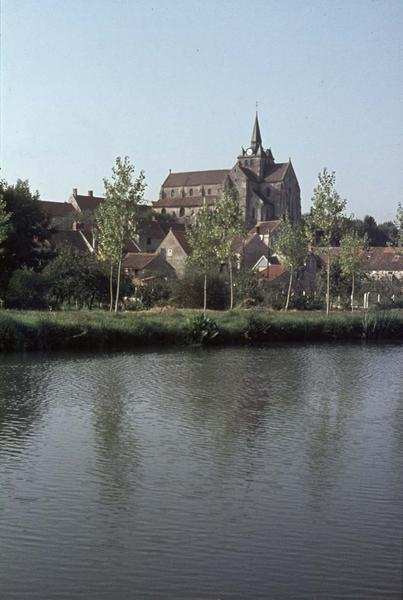 Vue générale du village, ensemble sud de l'église et l'Ourcq au premier plan