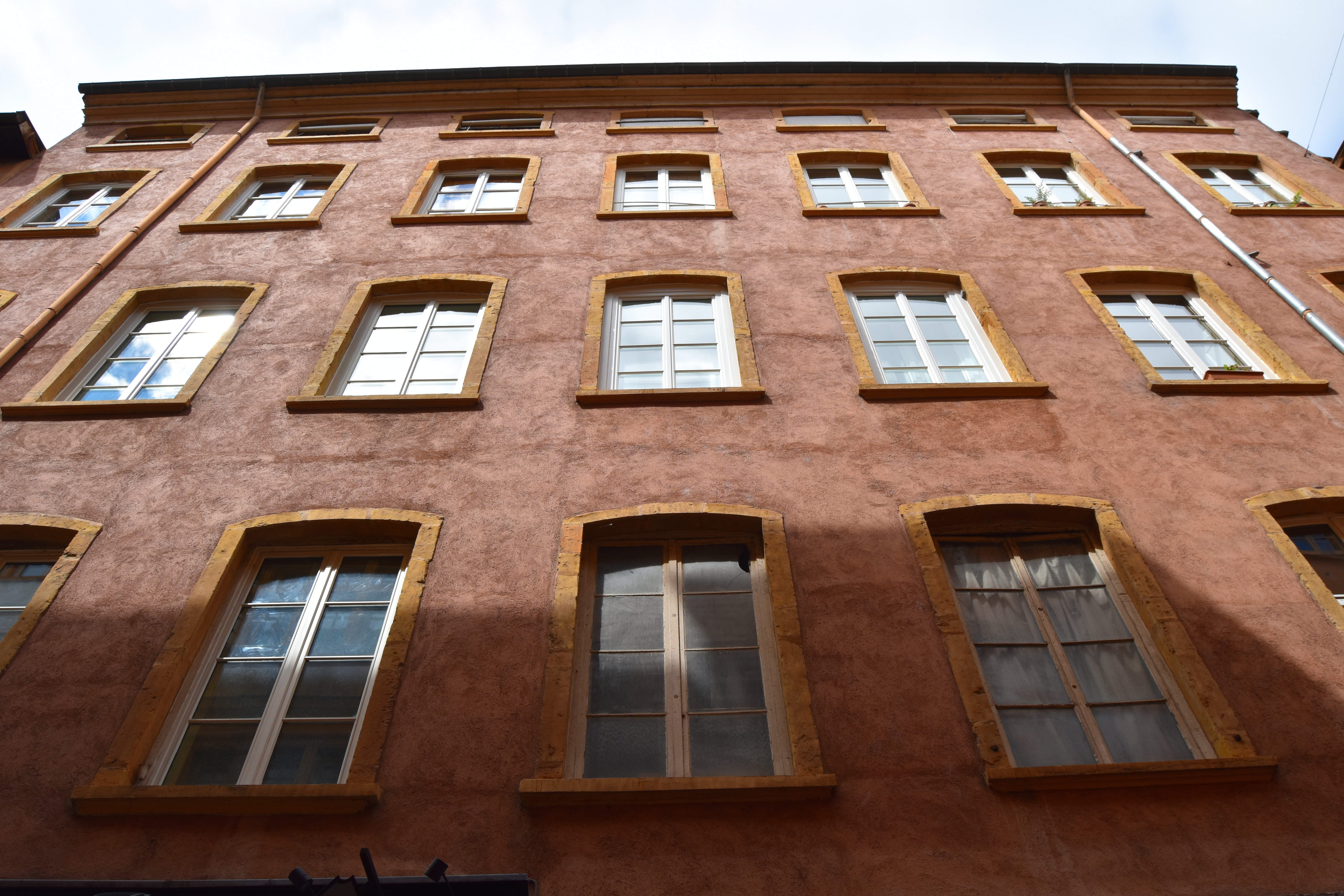 façade sur rue, vue partielle