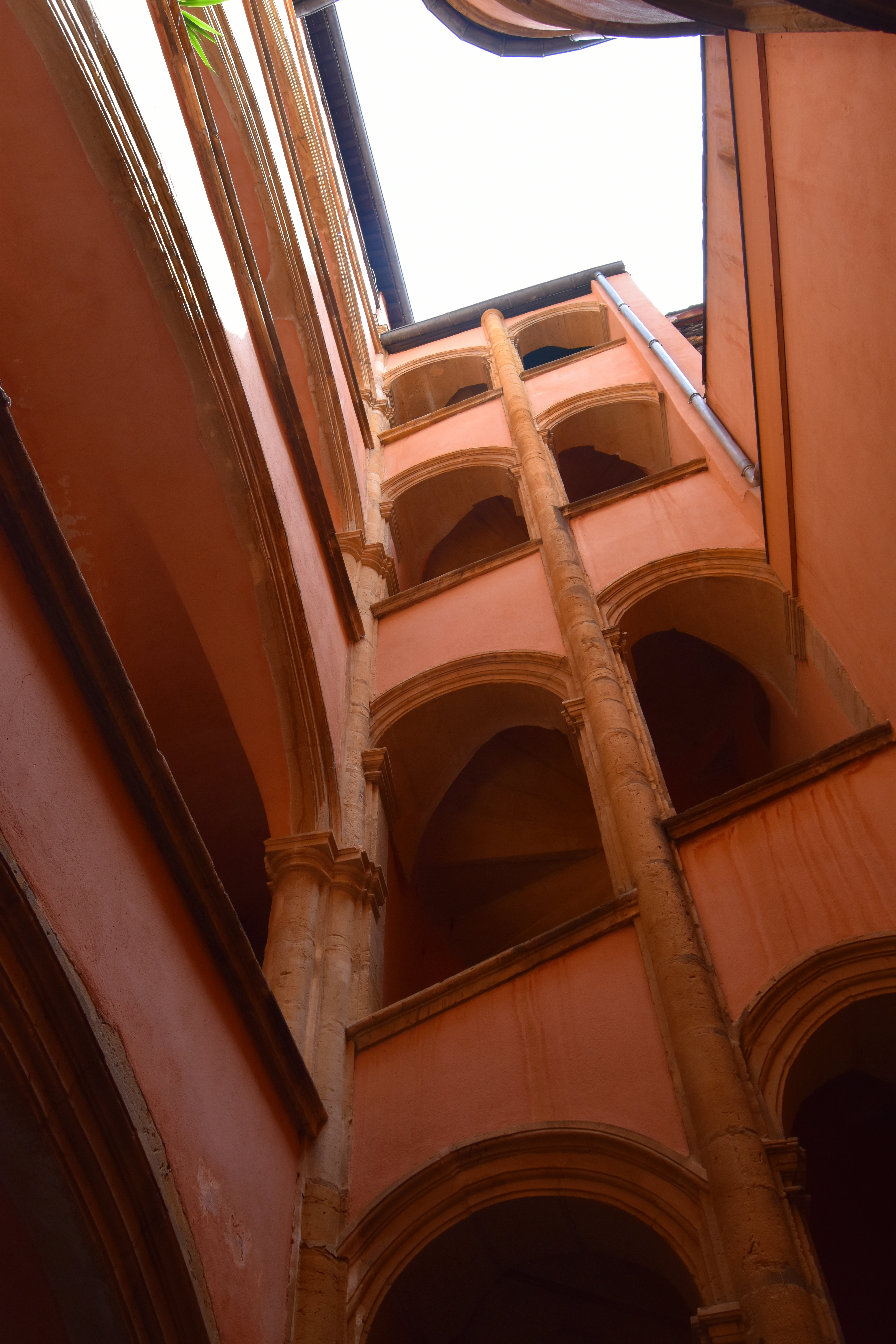 cour intérieure, vue partielle des façades