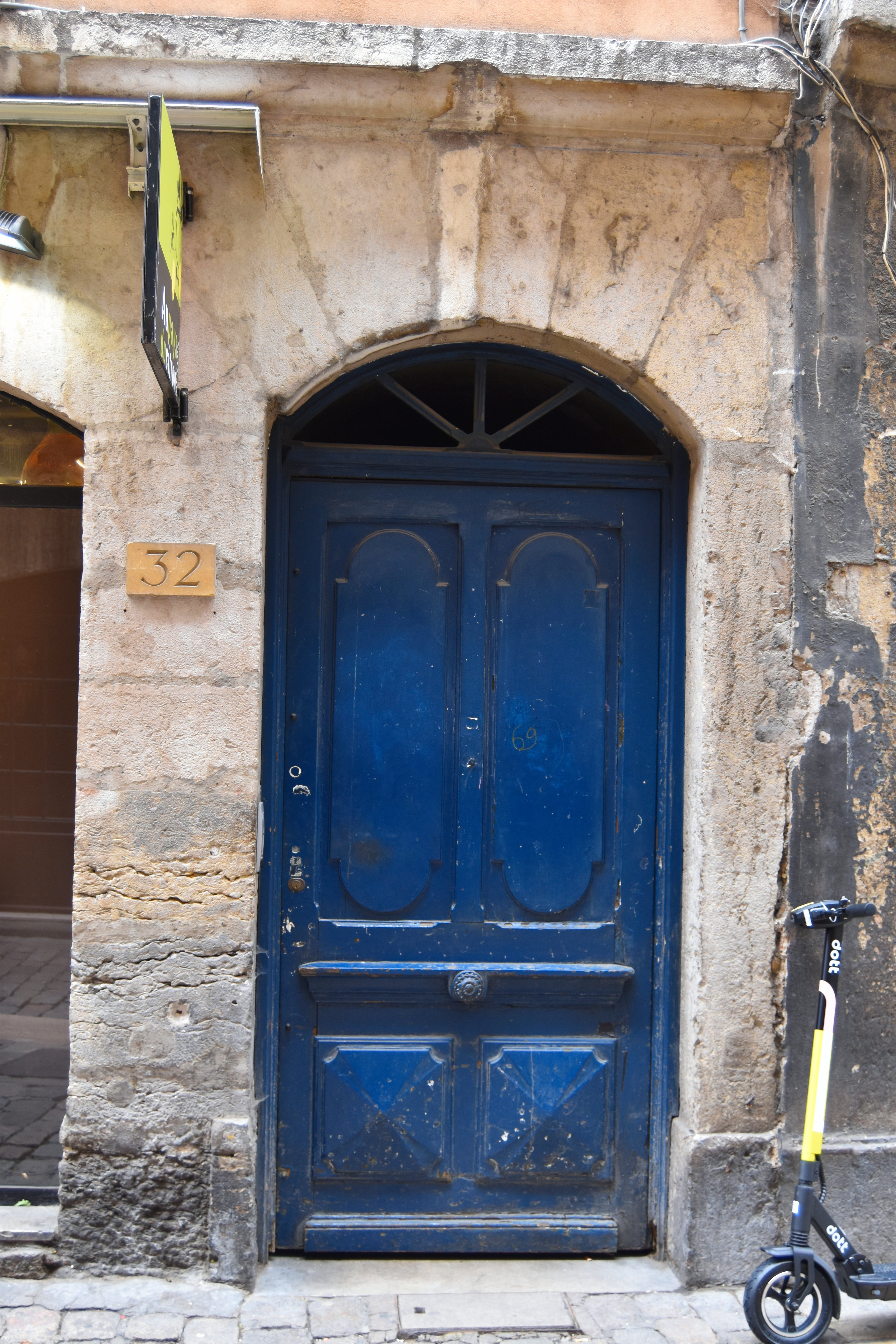 porte d’accès sur rue, vue générale